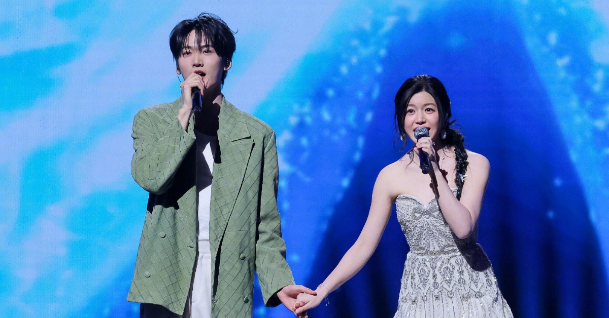 大陸娛樂圈盛事微博之夜，離婚恢復單身的陳妍希攜手小她19歲的男星周柯宇，手牽手出席還甜甜合唱。（圖／翻攝自微博@微博之夜）