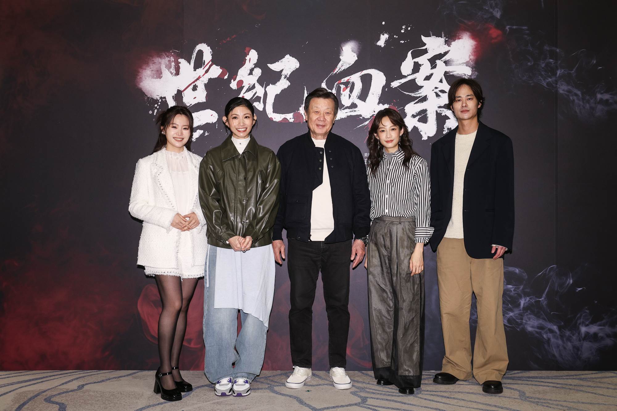 《世紀血案》楊小黎（左起）、李千娜、寇世勳、簡嫚書和夏騰宏共同出席殺青宴。（圖／費思兔文化娛樂）