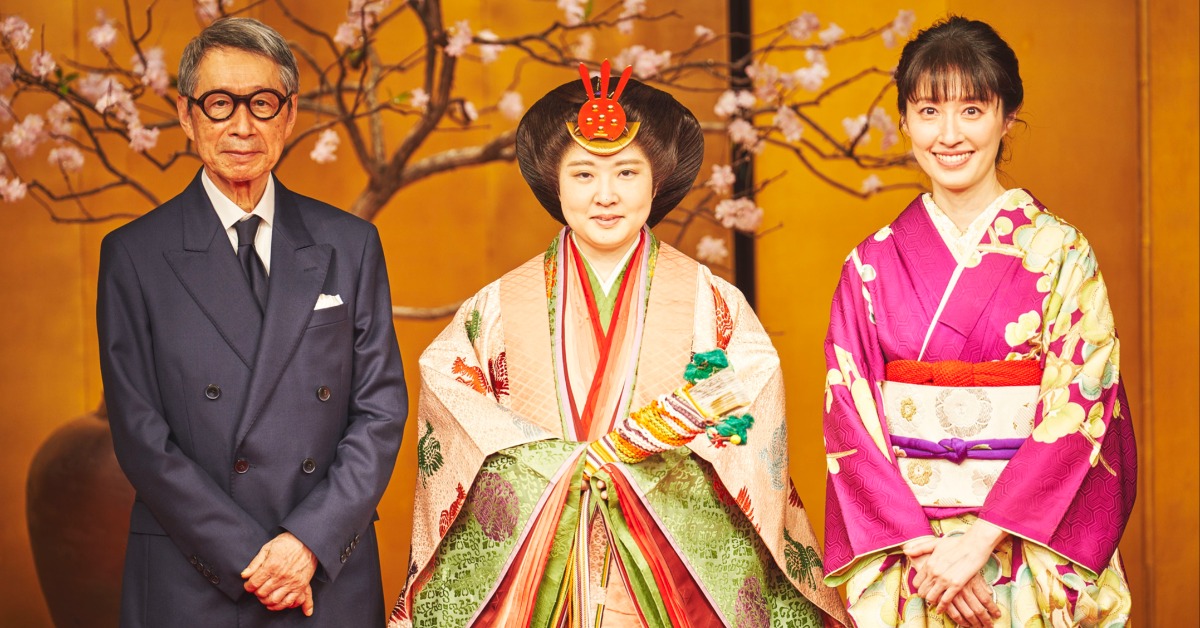 田中千繪（右）、爸爸田中東尼（左）與十二單和服模特兒合照。（圖／印庭娛樂）