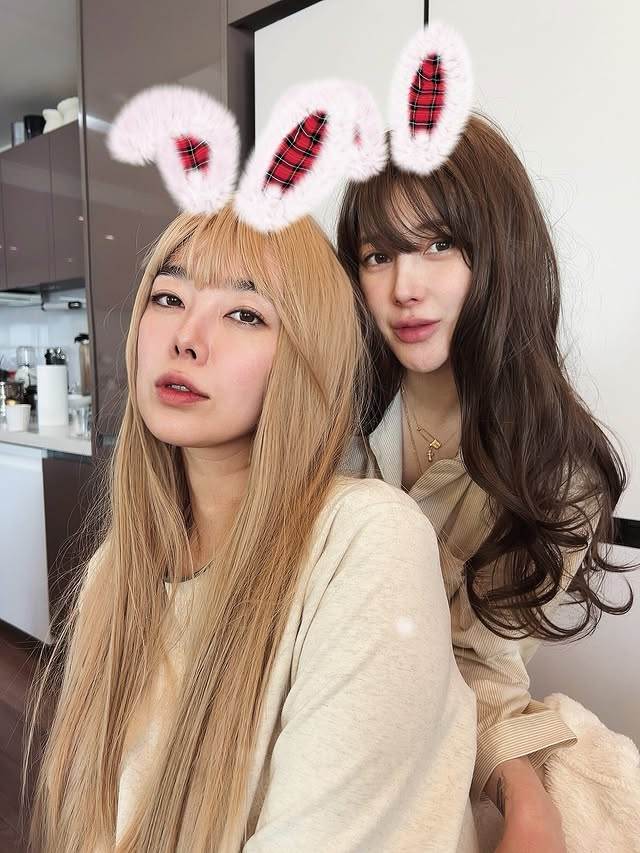 元祖女團Jewelry成員的徐寅永分享和閨密的合照，以及自己長髮的模樣。（圖／翻攝自徐寅永 IG）