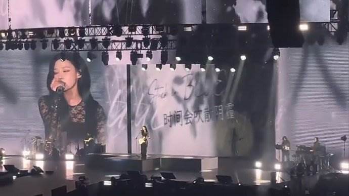 韓國女團aespa成員Winter（金旼炡）特別將SOLO單曲〈BLUE〉中間改為中文歌詞。（圖／翻攝自X）