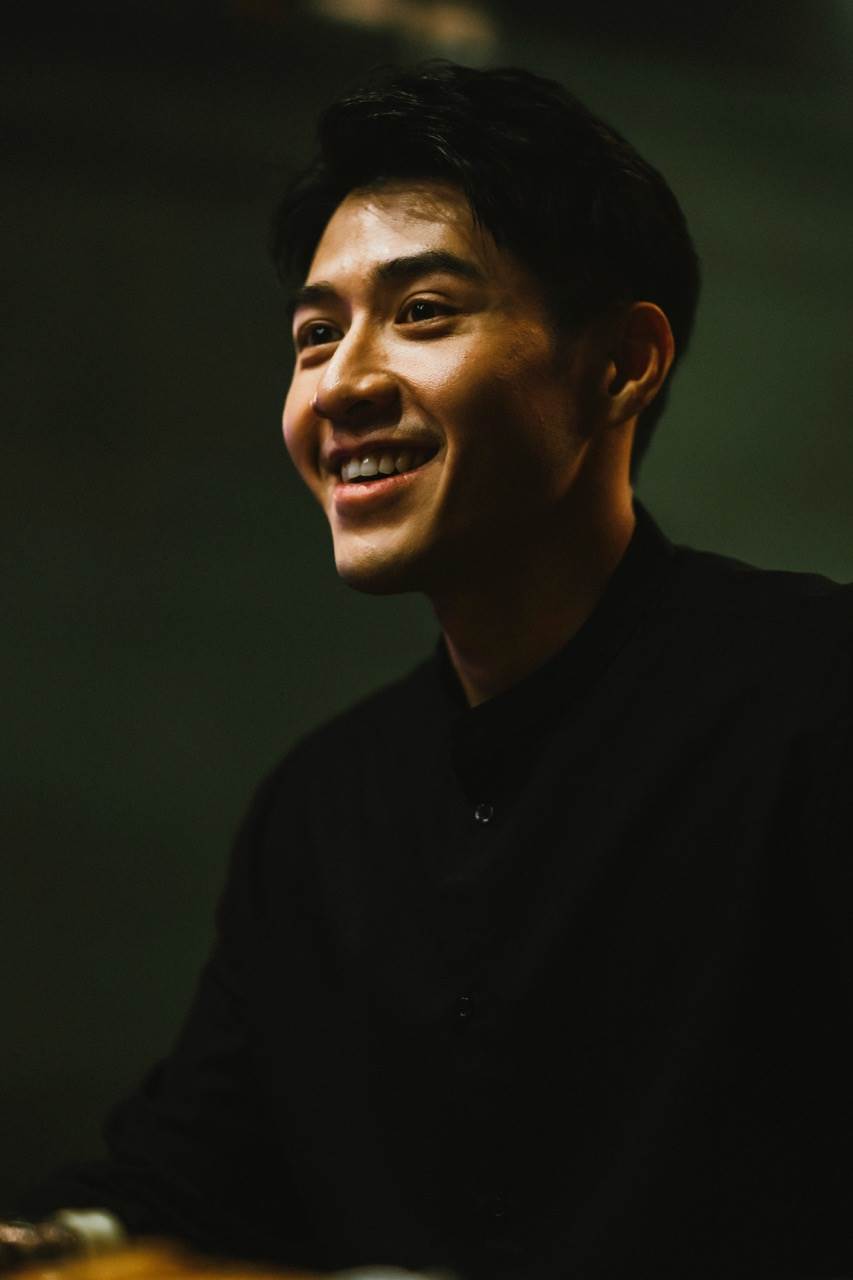 吳岳擎飾演故事的觀察者，見證整段愛情的興衰過程。（圖／原來娛樂提供）