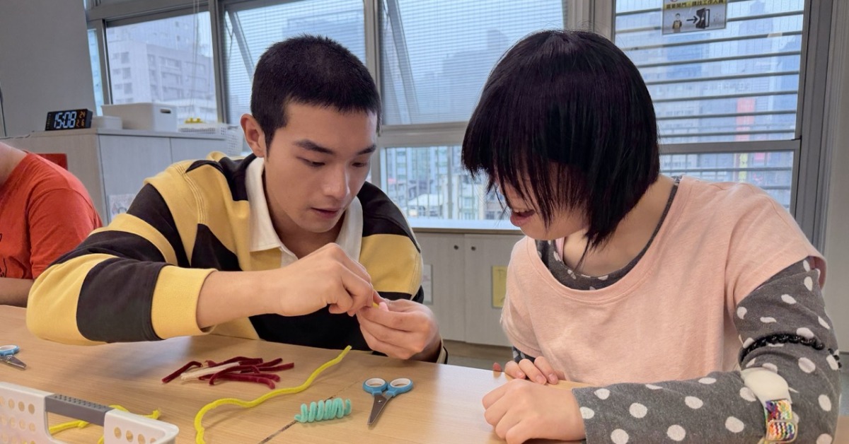牧森與學員們製作馬年造型棒棒糖。（圖／周子娛樂提供）