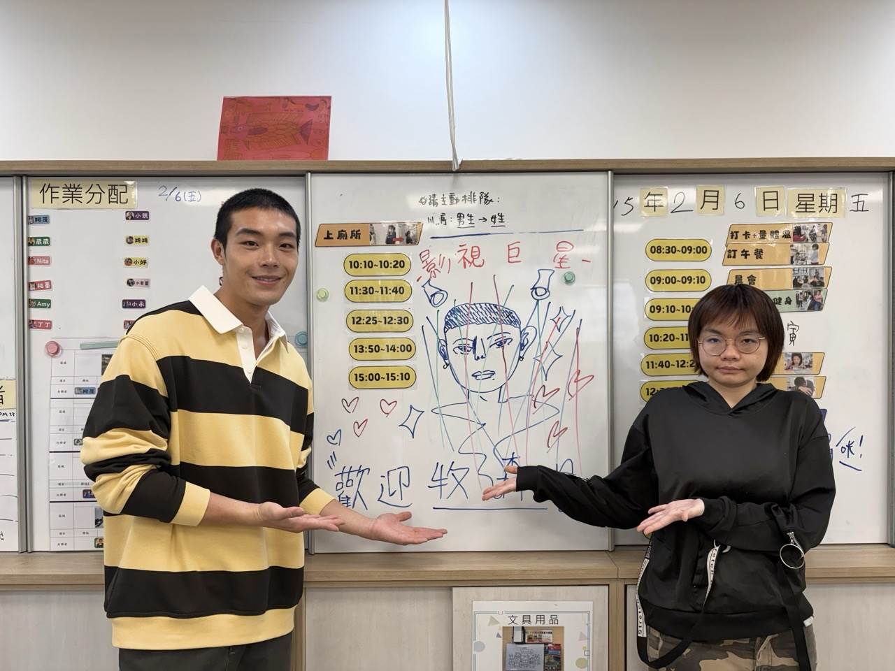 憨兒們手繪牧森畫像，歡迎牧森到來。（圖／周子娛樂提供）