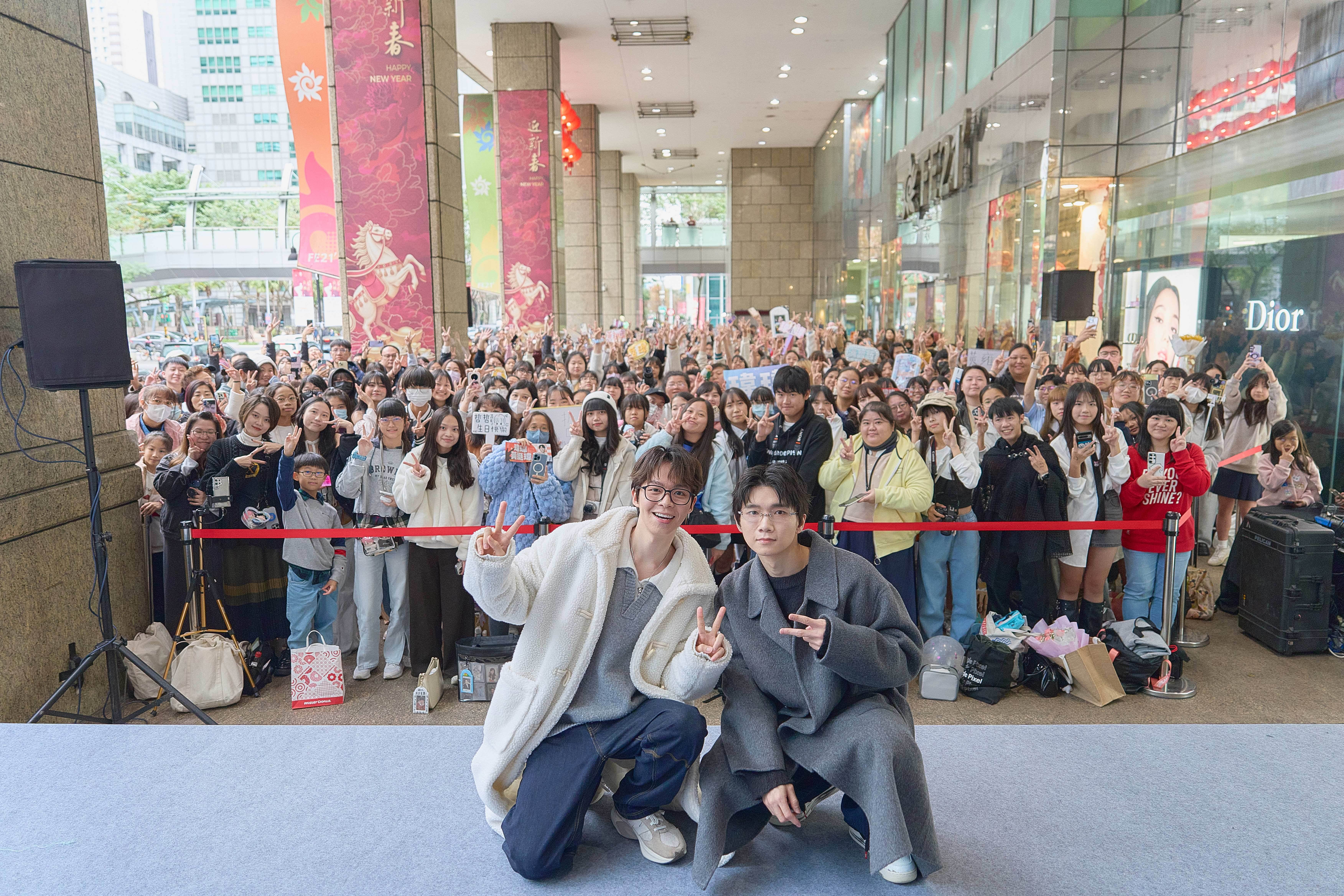 黃氏兄弟擔任一日店長，超過500人到場見證驚喜慶生。（圖／品牌提供）