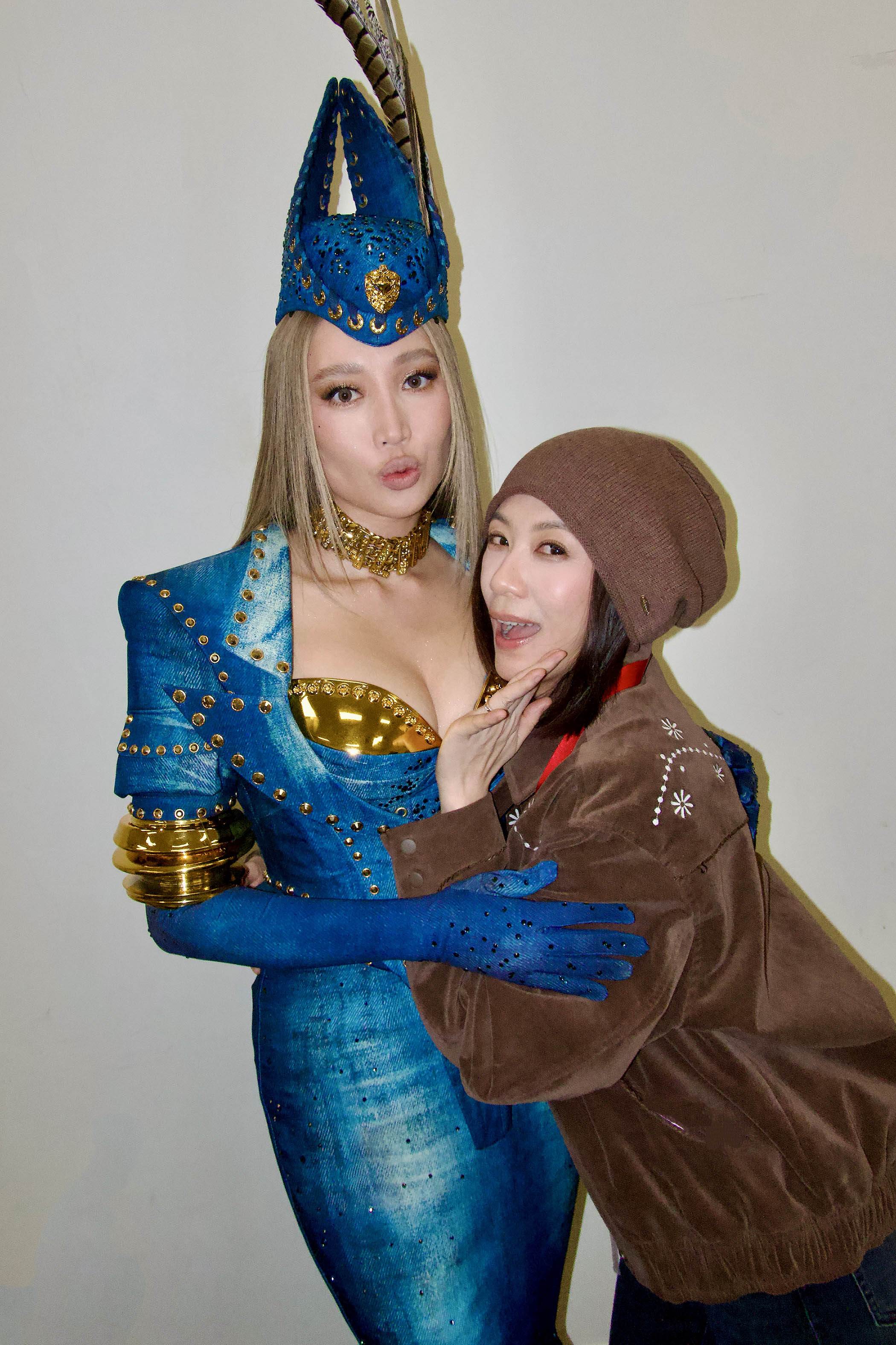 「天生歌姬」A‑Lin巡演，<a href='https://star.ebc.net.tw/search/tags/賈靜雯/' target='_blank'>賈靜雯</a>驚喜現身觀賞力挺。（圖／众悅娛樂提供）