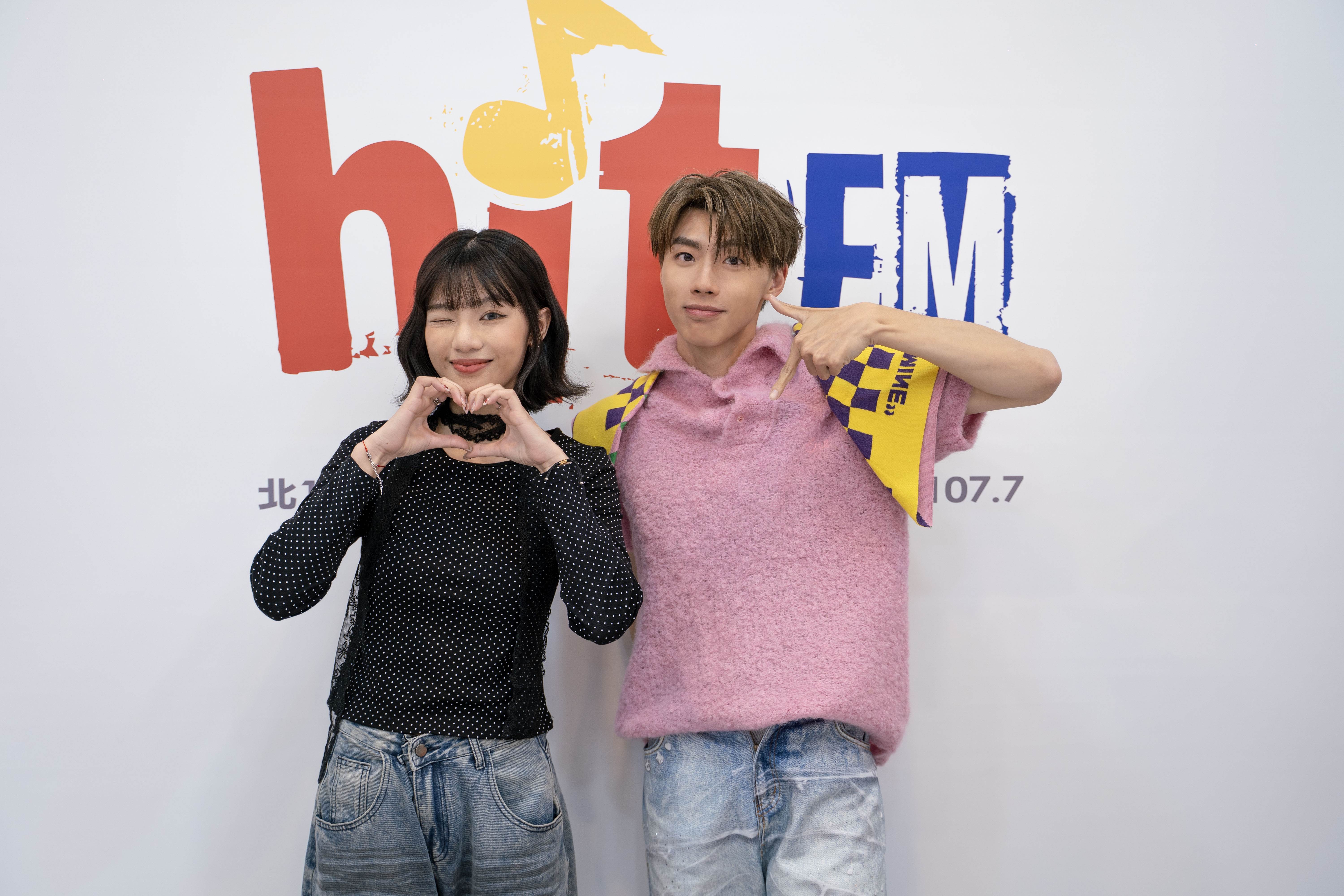 黃文廷（右）腸胃炎上吐下瀉仍抱病上電台節目，與好友「OH YA DJ」 木木大談心裡話。（圖／Hit Fm聯播網提供）