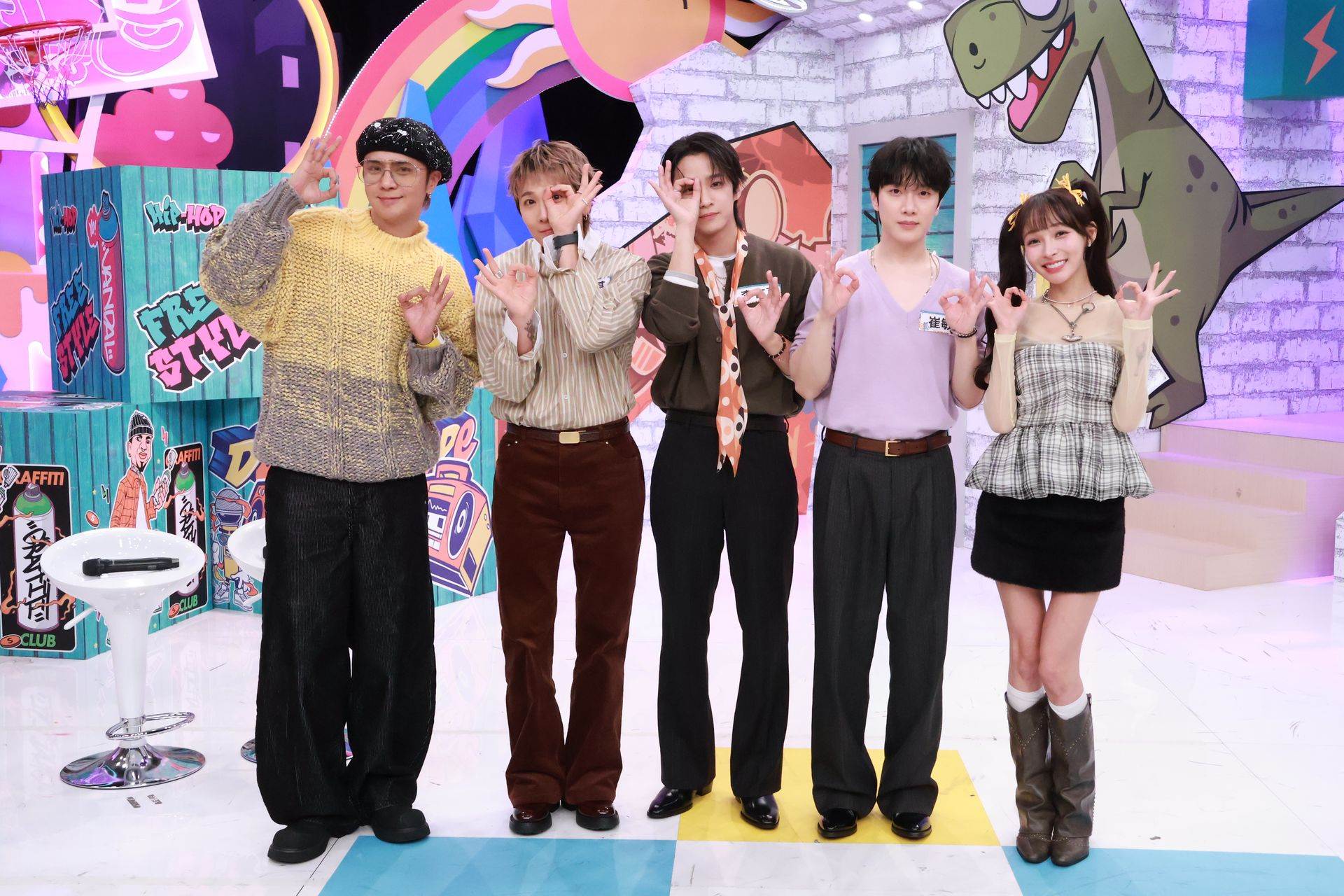 《綜藝OK啦》FTISLAND成員李洪基、李在真、崔敏煥（左至右）與主持人羅志祥、林襄。（圖／中天電視提供）