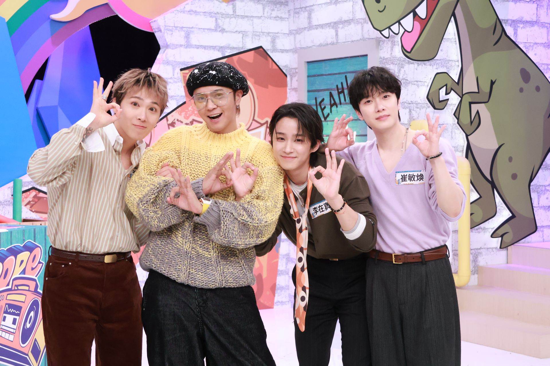 《綜藝OK啦》FTISLAND成員李洪基、李在真、崔敏煥（左至右）與主持人羅志祥。（圖／中天電視提供）