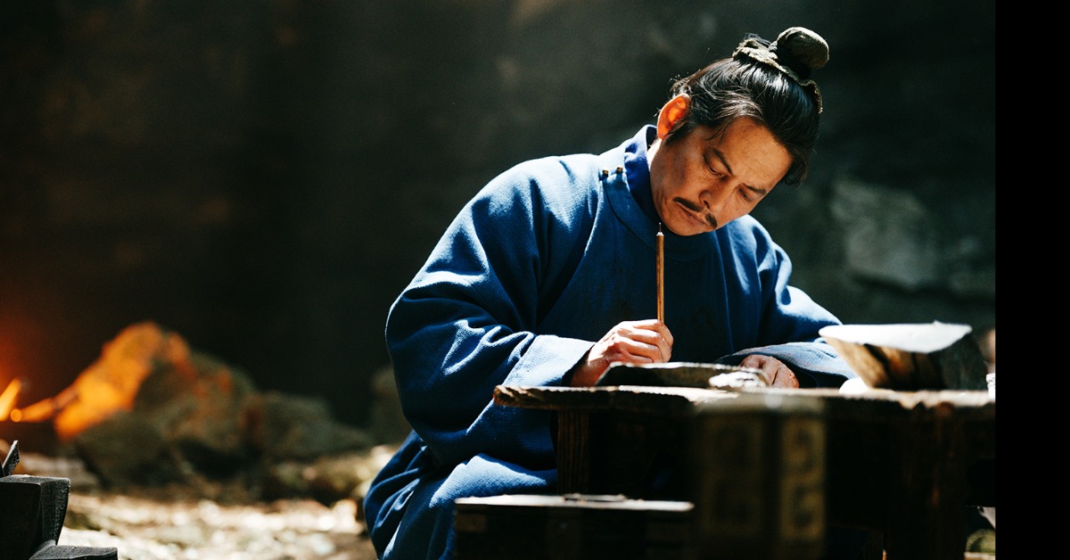 《北方謙三 水滸傳》織田裕二在劇中揮毫寫下「替天行道」四個大字。（圖／Hami Video提供）