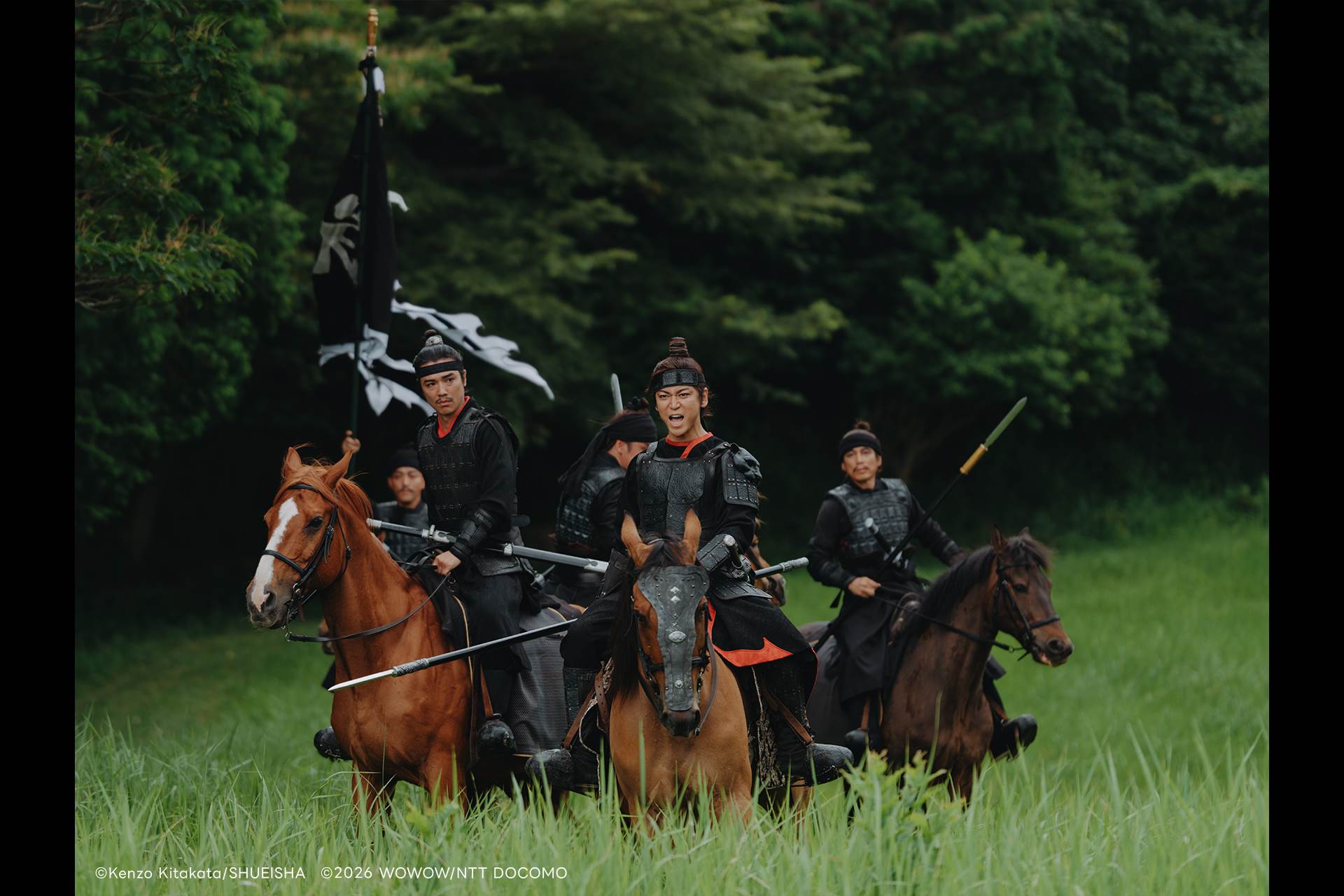 《北方謙三 水滸傳》龜梨和也（前排右）飾演武藝高強卻背負悲劇命運的林冲。（圖／Hami Video提供）