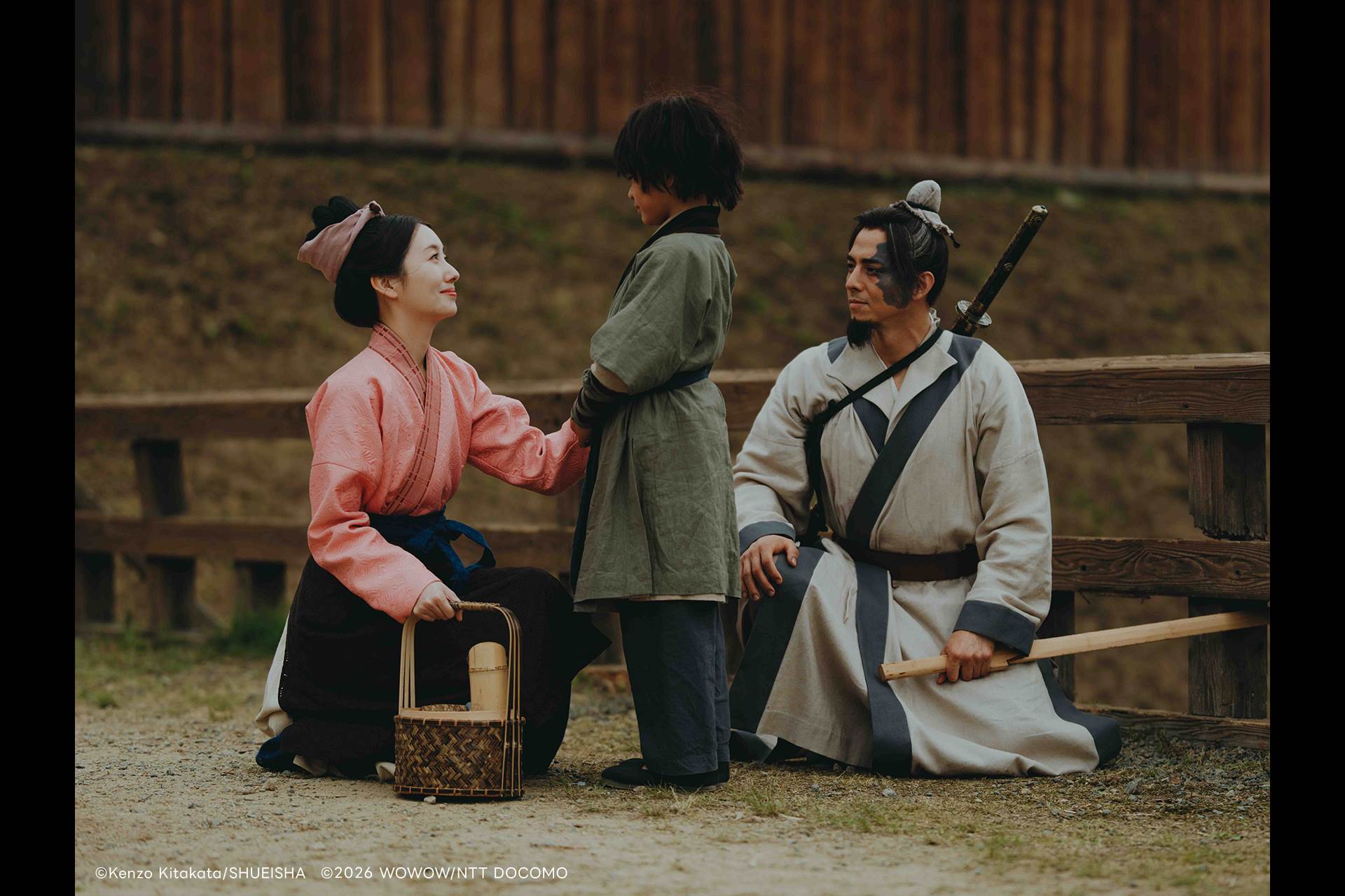 《北方謙三 水滸傳》<a href='https://star.ebc.net.tw/search/tags/波瑠/' target='_blank'>波瑠</a>（左）和滿島真之介（右）飾演夫妻。（圖／Hami Video提供）
