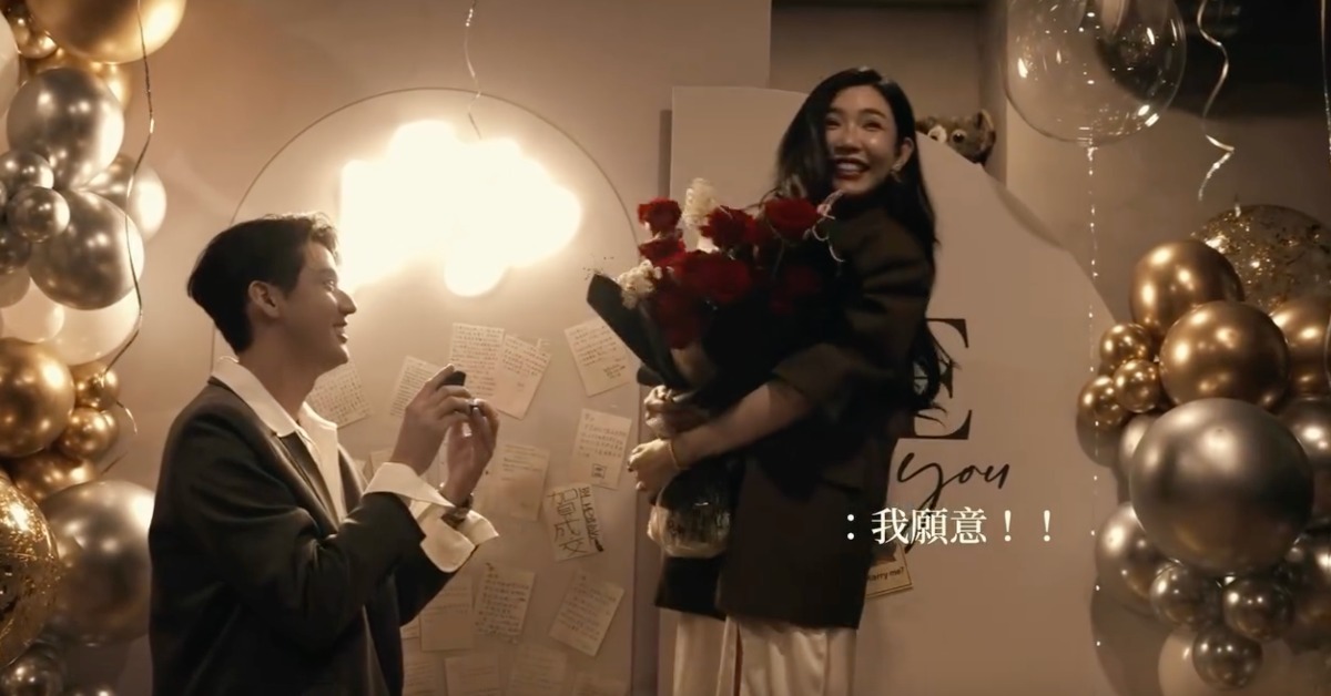李玉璽單膝下跪求婚許允樂。（圖／翻攝自許允樂Instagram）