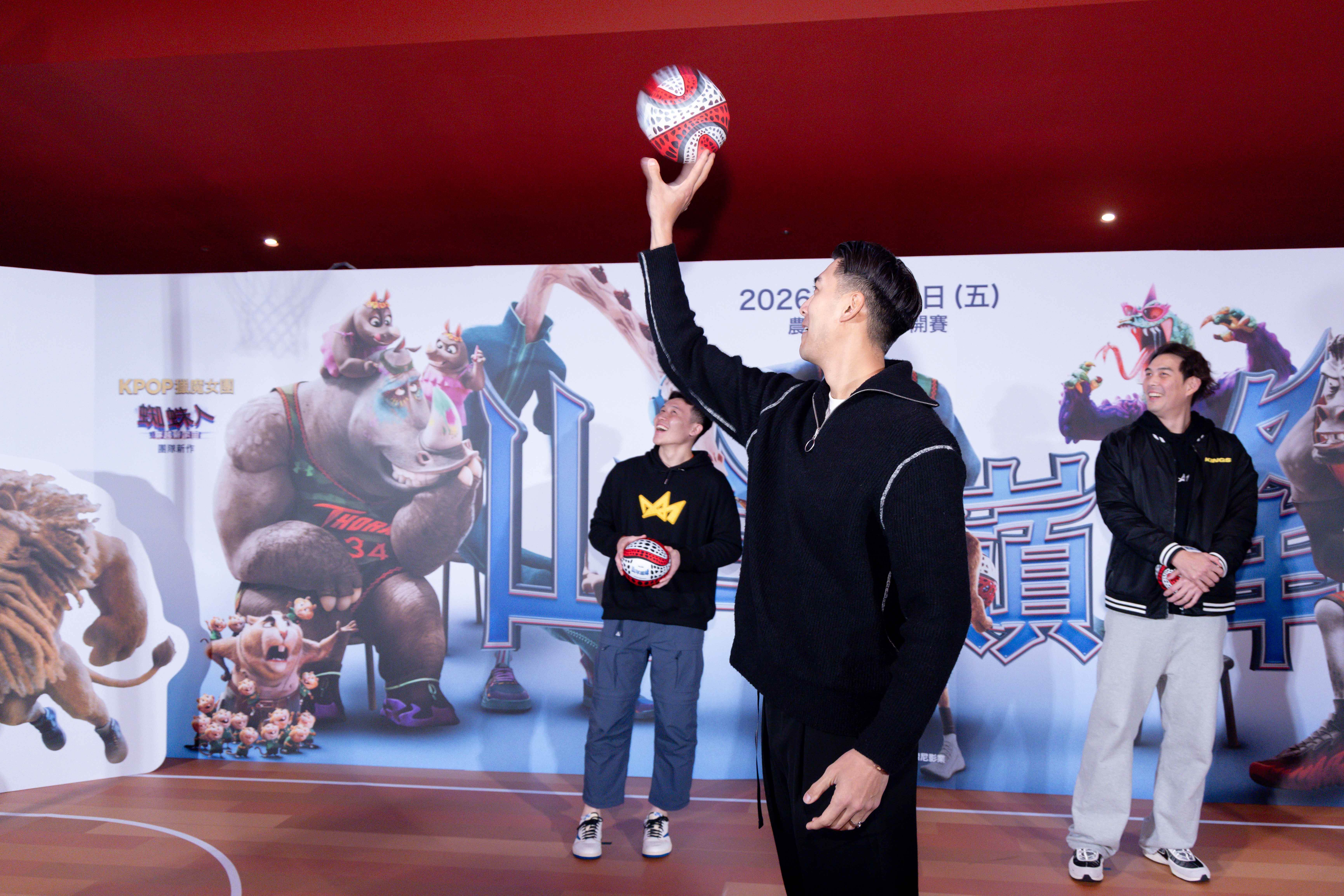 新北國王隊總經理毛加恩展現神射球技。（圖／索尼影業）