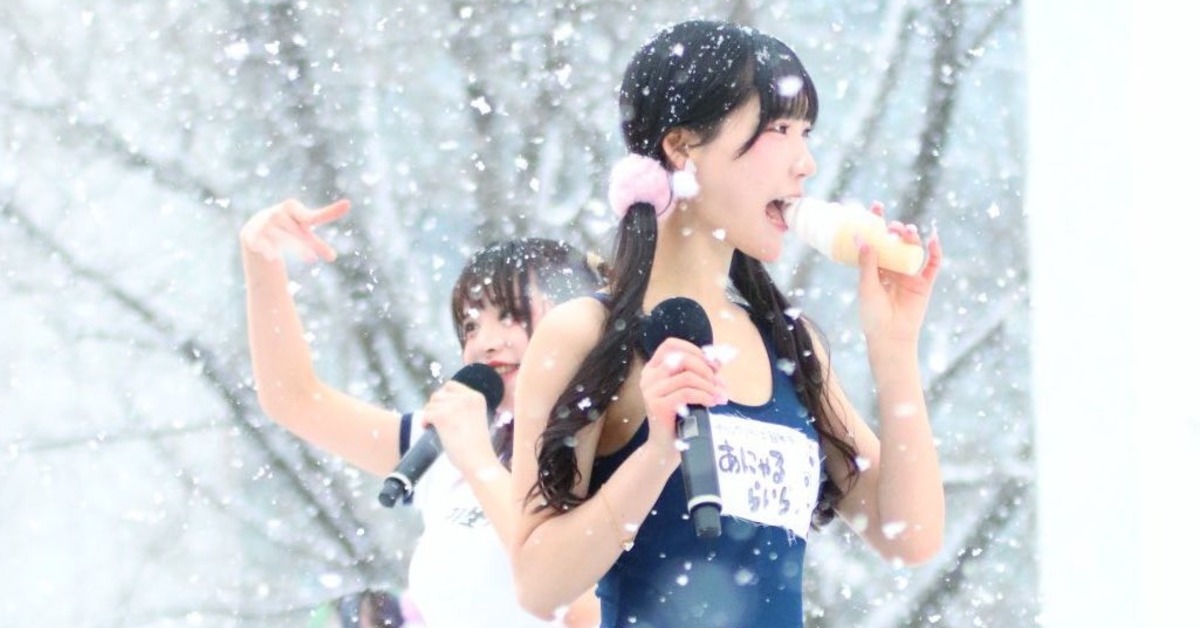 日本有地下偶像女團受邀到札幌雪祭演出時，只穿著「學校泳衣」表演。（圖／翻攝自X＠ プランクスターズ | official）