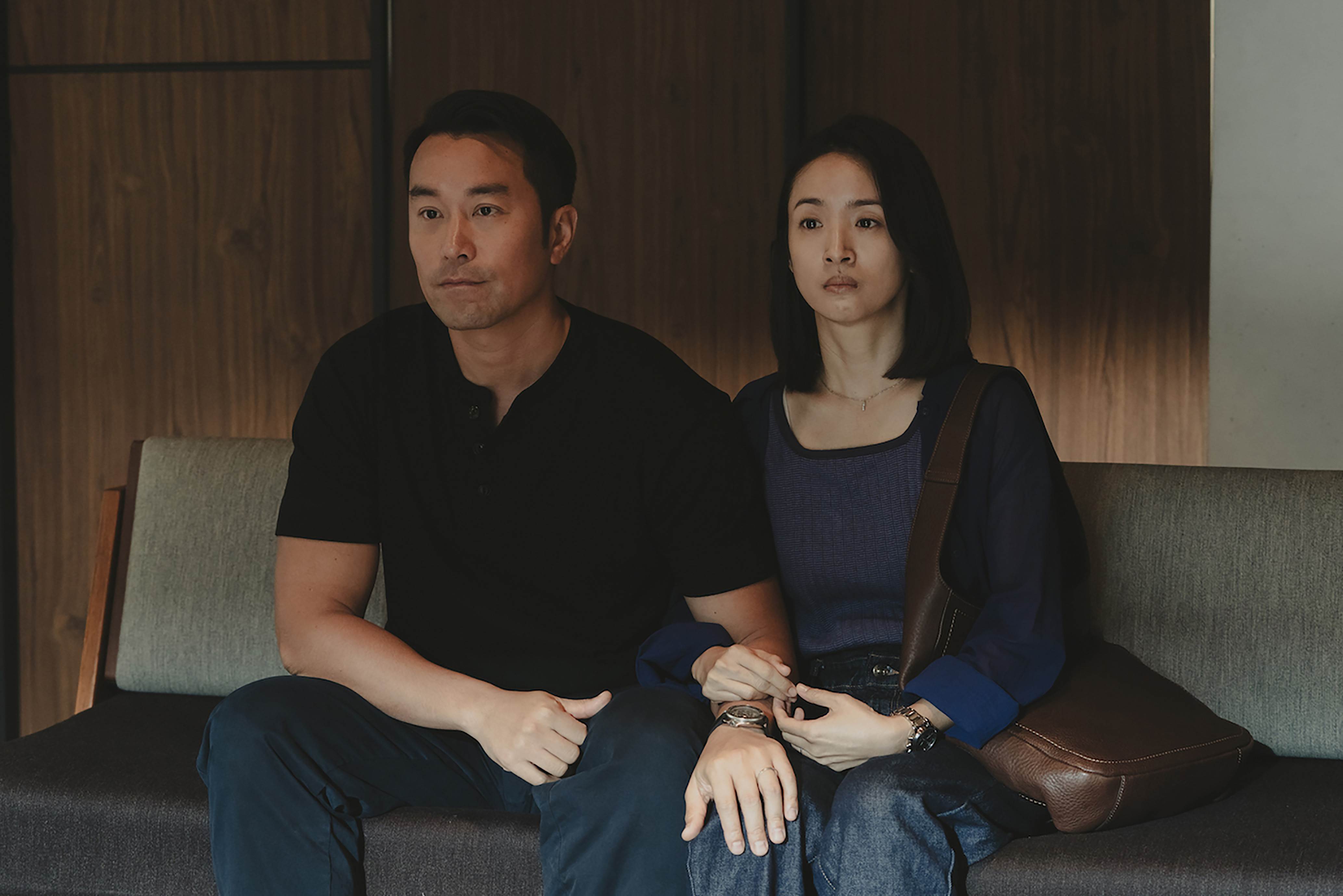 《深度安靜》張孝全（左）與林依晨的對手戲張力十足，在對話與沉默之間迸發強烈情緒火花。（圖／風起娛樂）