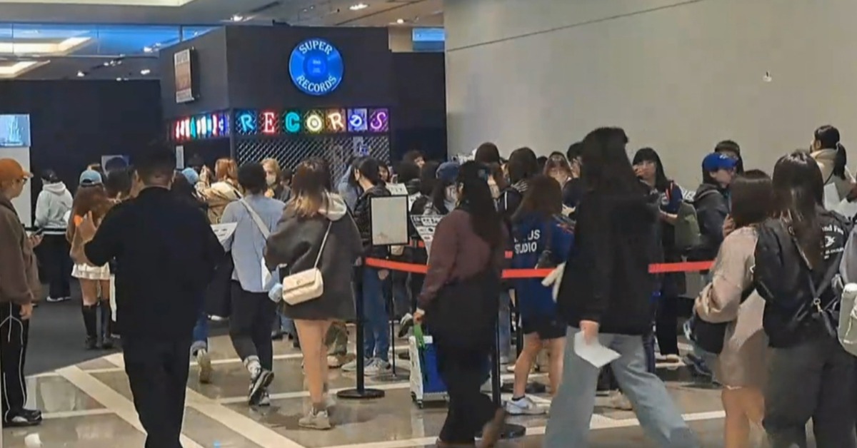 SUPER JUNIOR 20 周年特展首日爆亂象，人潮失控、排隊5小時仍買不到商品惹怨。（圖／東森新聞）
