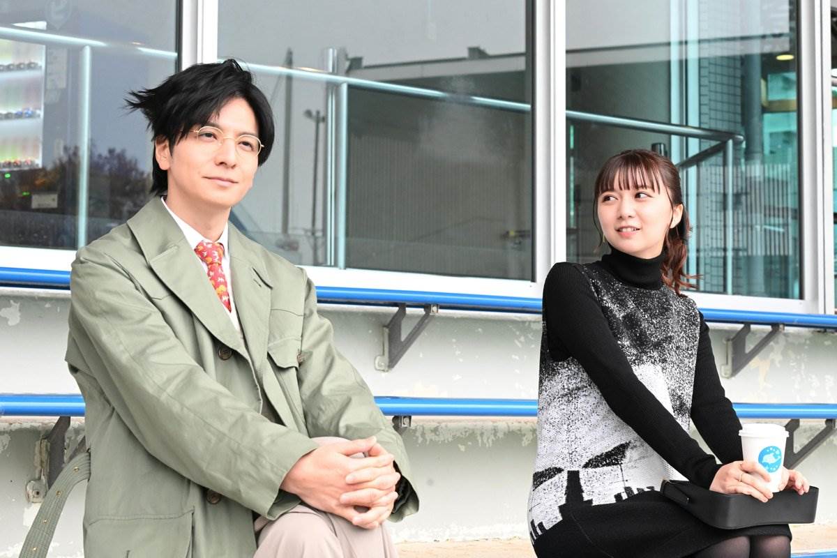 日劇《比熊貓更不擅長戀愛的我們》生田斗真和上白石萌歌談戀愛，戲外有13歲年紀差。（圖／翻攝自比熊貓更不擅長戀愛的我們 X）
