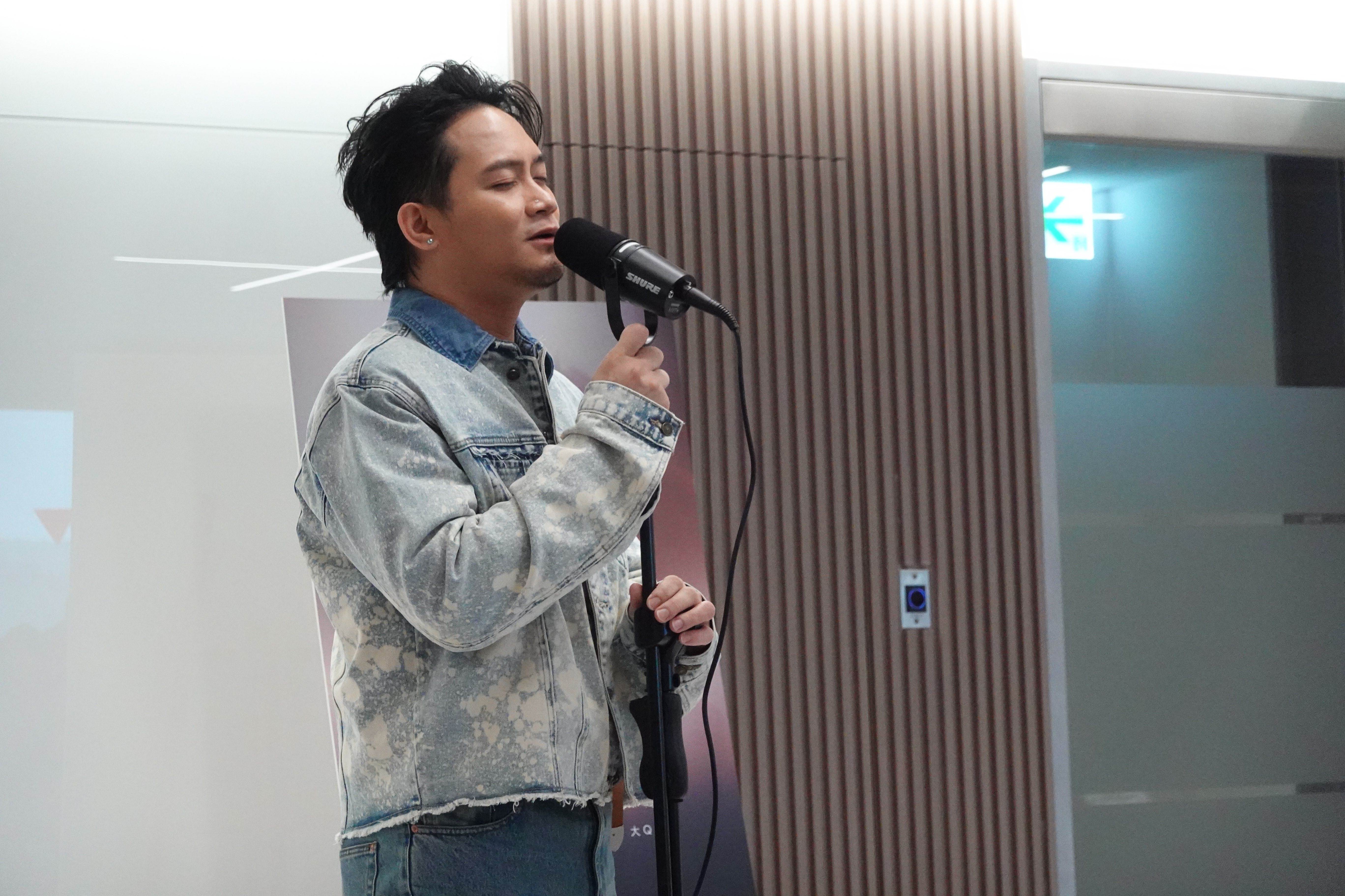 大Q秉洛情人節前夕舉辦限定聽歌會 準備數十朵玫瑰將現場變「大型KTV」。（圖／众悅娛樂提供）