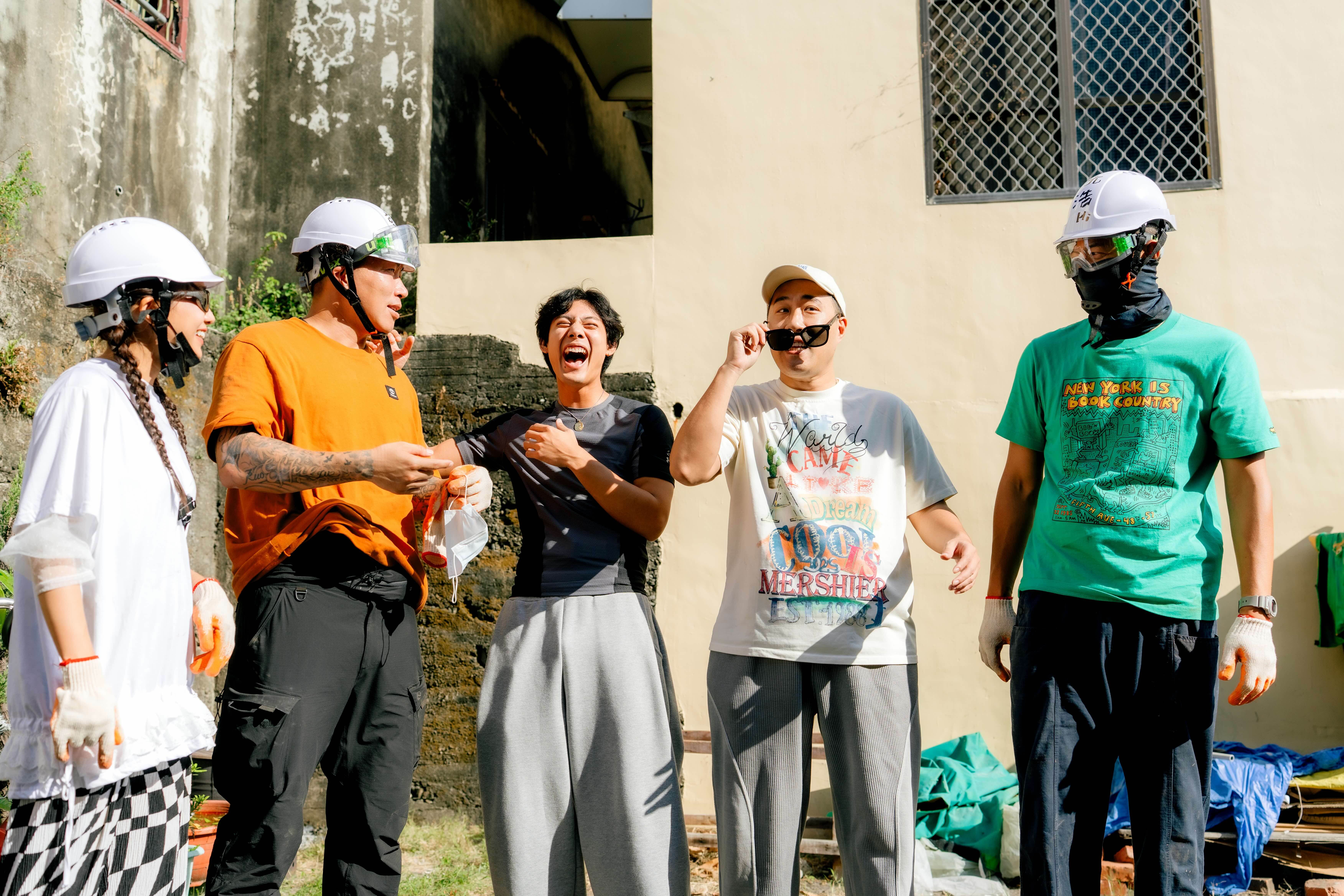 吳映潔（左起）、郭泓志、各務孝太、余祥銓、姚元浩進行拆屋工程。（圖／好看娛樂提供）