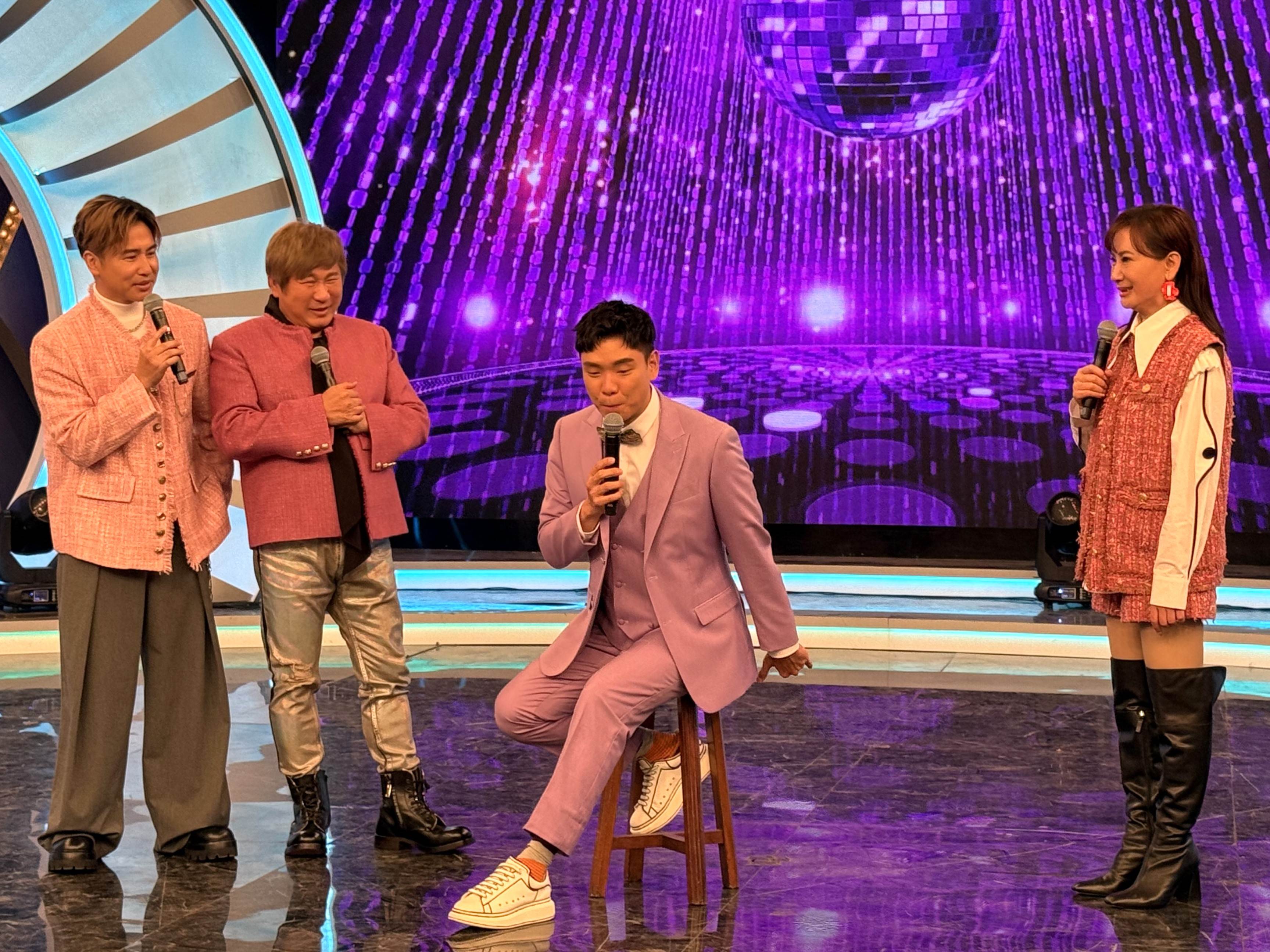 蕭志瑋(中)巧妙結合beatbox絕活模仿阿吉仔。（圖／華視提供）