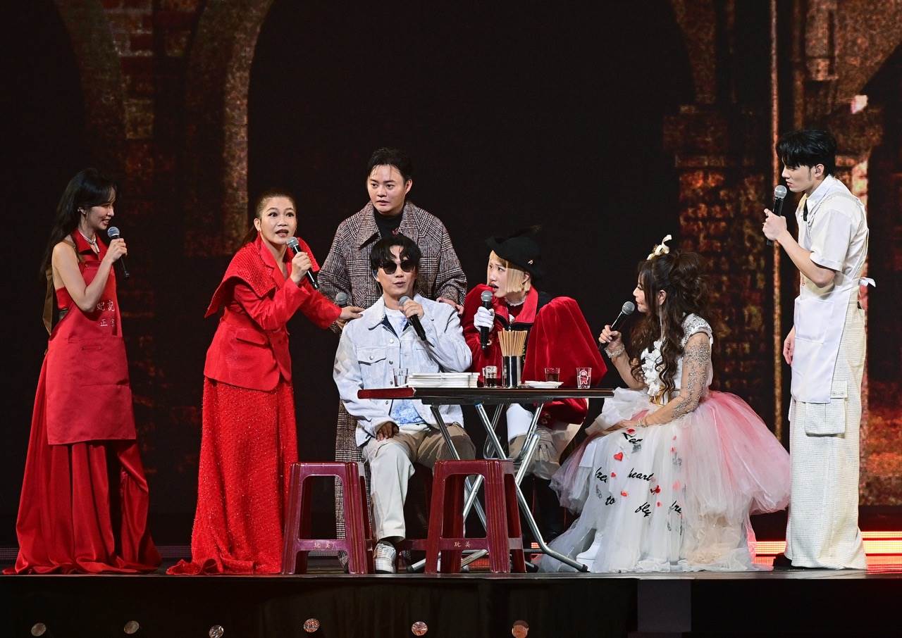 「紅白擔擔麵」蕭煌奇、許富凱、龍千玉、黃妃深情演出。（圖／台視提供）