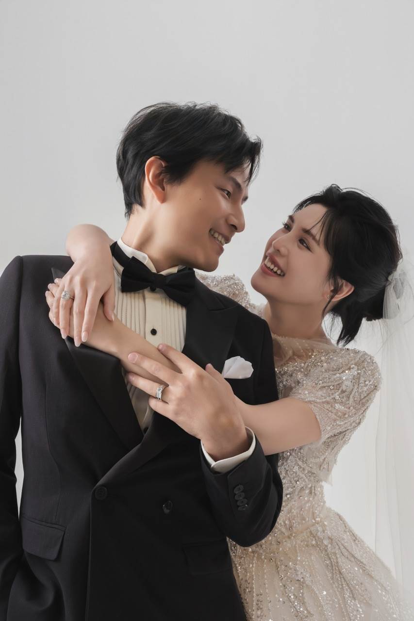 夏宇童穿甜美婚紗喜嫁孫協志。（圖／五熊國際提供）