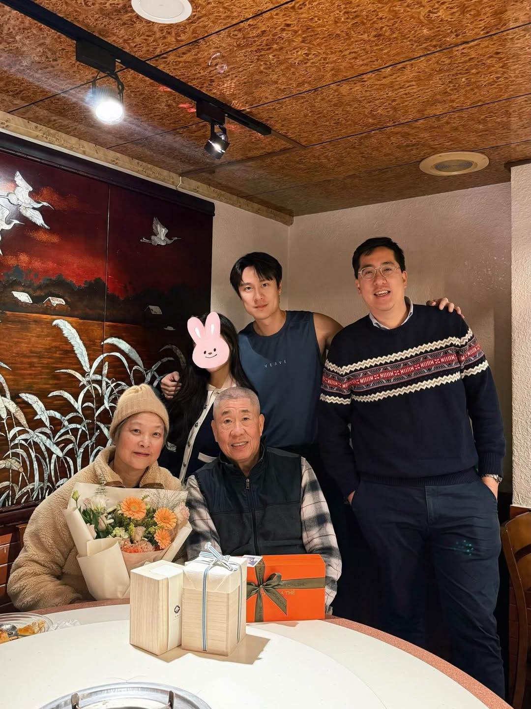 劉書宏先前替媽媽慶生，親密依偎長髮女子。（圖／翻攝自劉書宏IG）