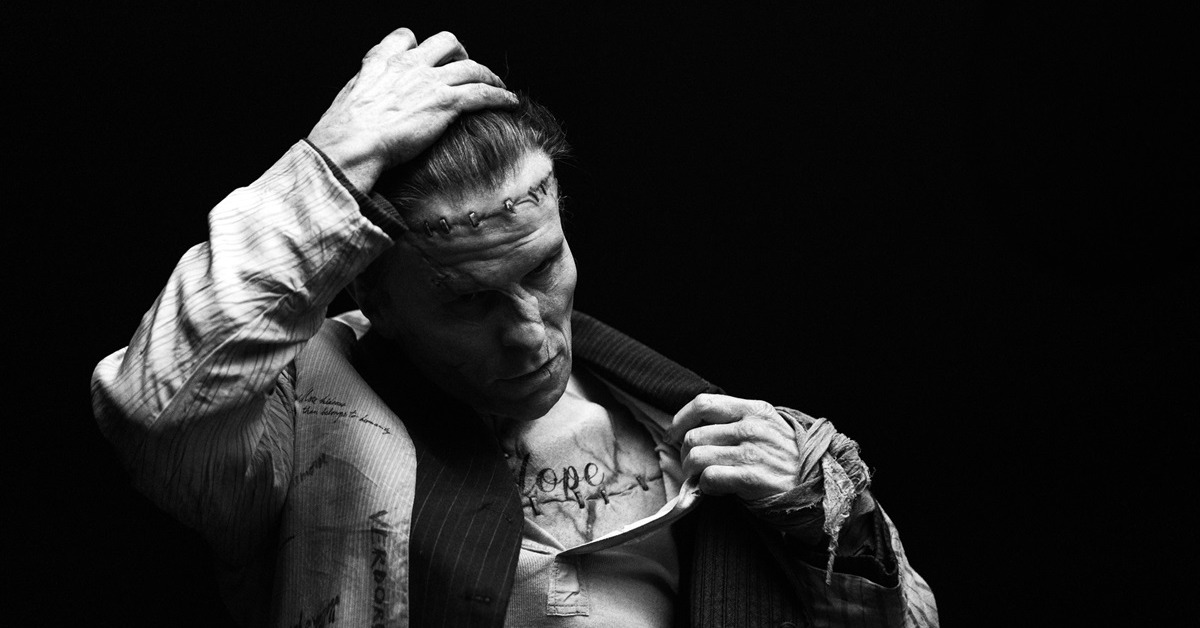 克里斯汀貝爾化身文學史最經典角色「科學怪人」。（圖／華納兄弟）