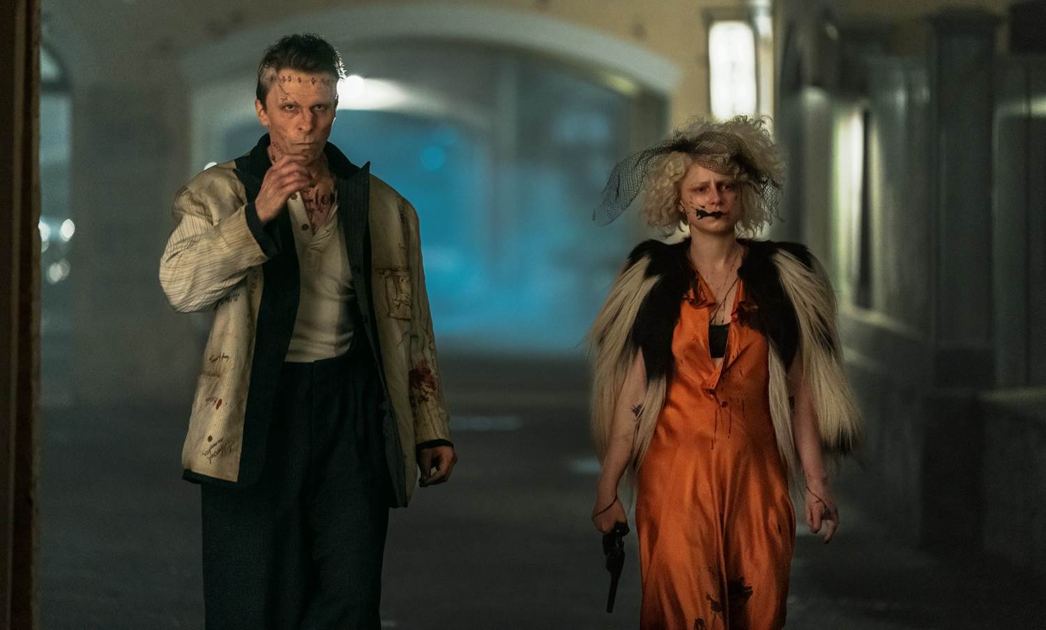 克里斯汀貝爾（左）每天花6小時化妝，首度搭檔金球獎影后潔西伯克利，自曝壓力大到尖叫。（圖／華納兄弟）