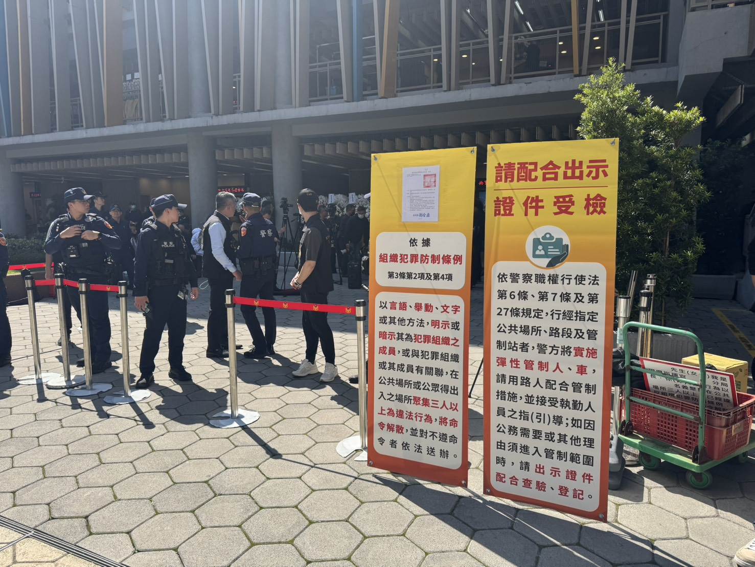 大批警力現場維安。（圖／東森娛樂）