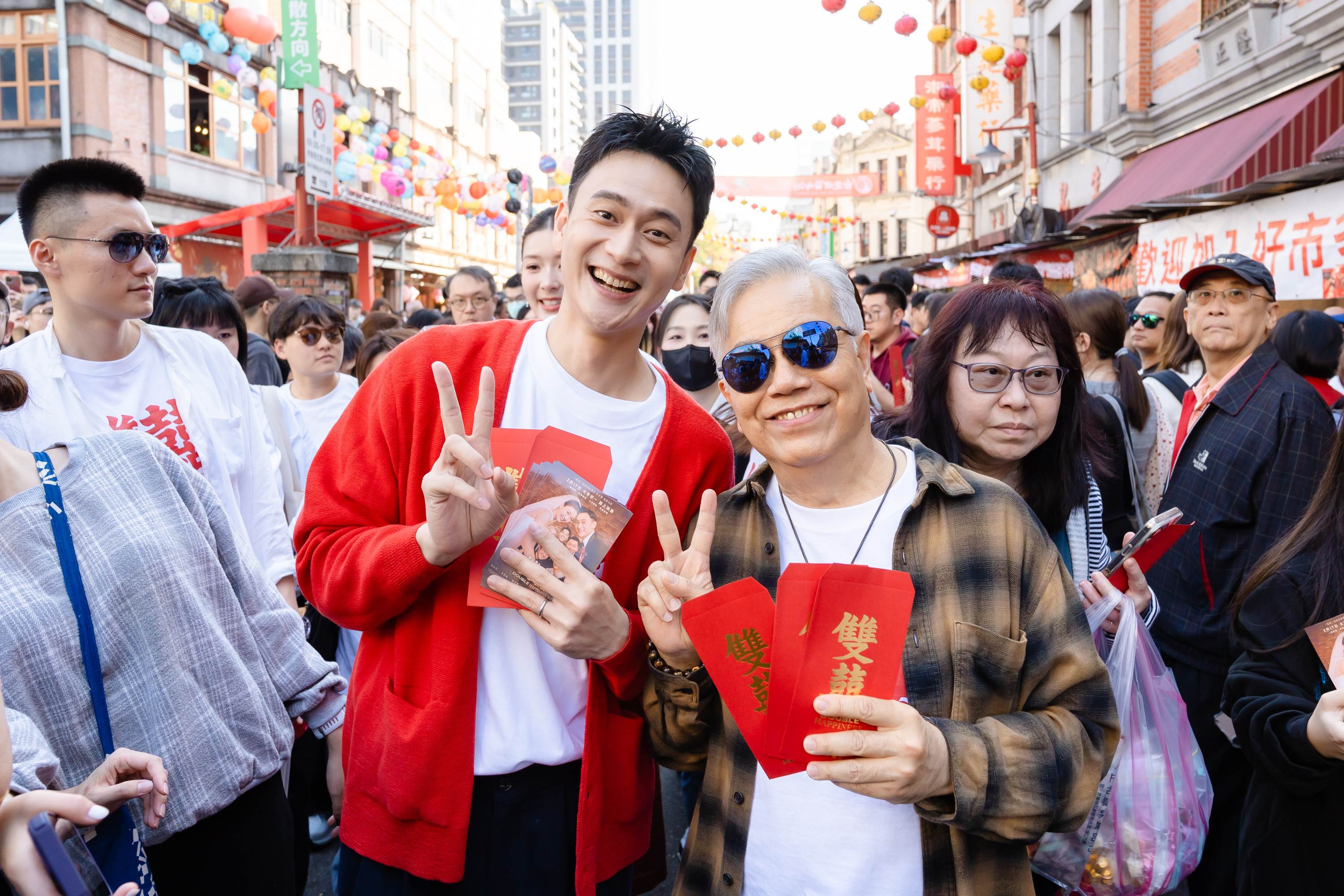 <a href='https://star.ebc.net.tw/search/tags/劉冠廷/' target='_blank'>劉冠廷</a>（左）、<a href='https://star.ebc.net.tw/search/tags/田啟文/' target='_blank'>田啟文</a>巧遇粉絲拿出《少林足球》時期的簽名卡請他加簽，讓他又驚又喜。（圖／水花<a href='https://star.ebc.net.tw/search/tags/電影/' target='_blank'>電影</a>）