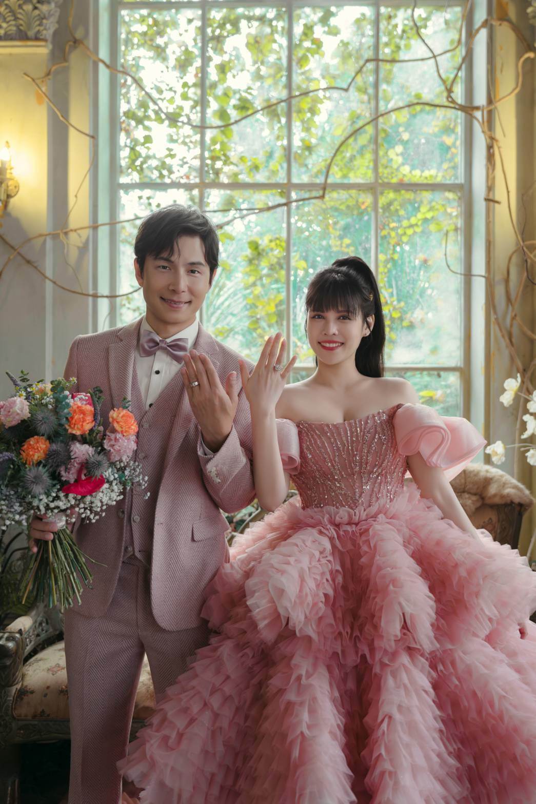 孫協志、夏宇童婚紗照，曬出超大鑽戒放閃。（圖／翻攝自夏宇童臉書）