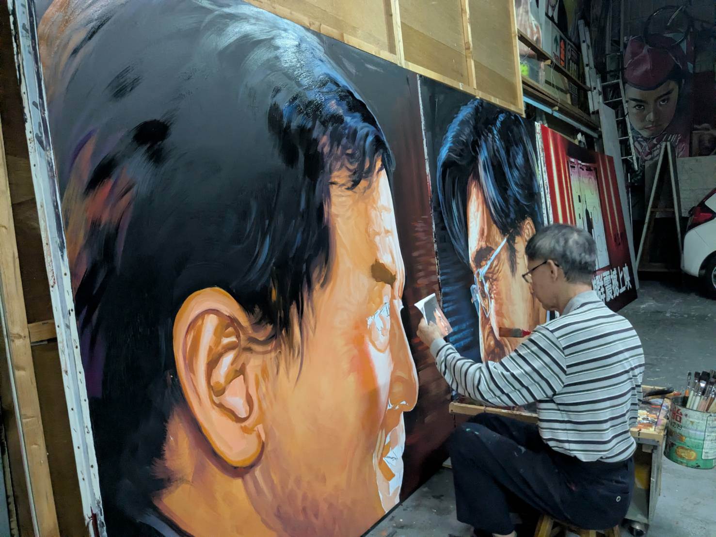 台南全美戲院手繪電影看板畫師張玉村。（圖／全美戲院）