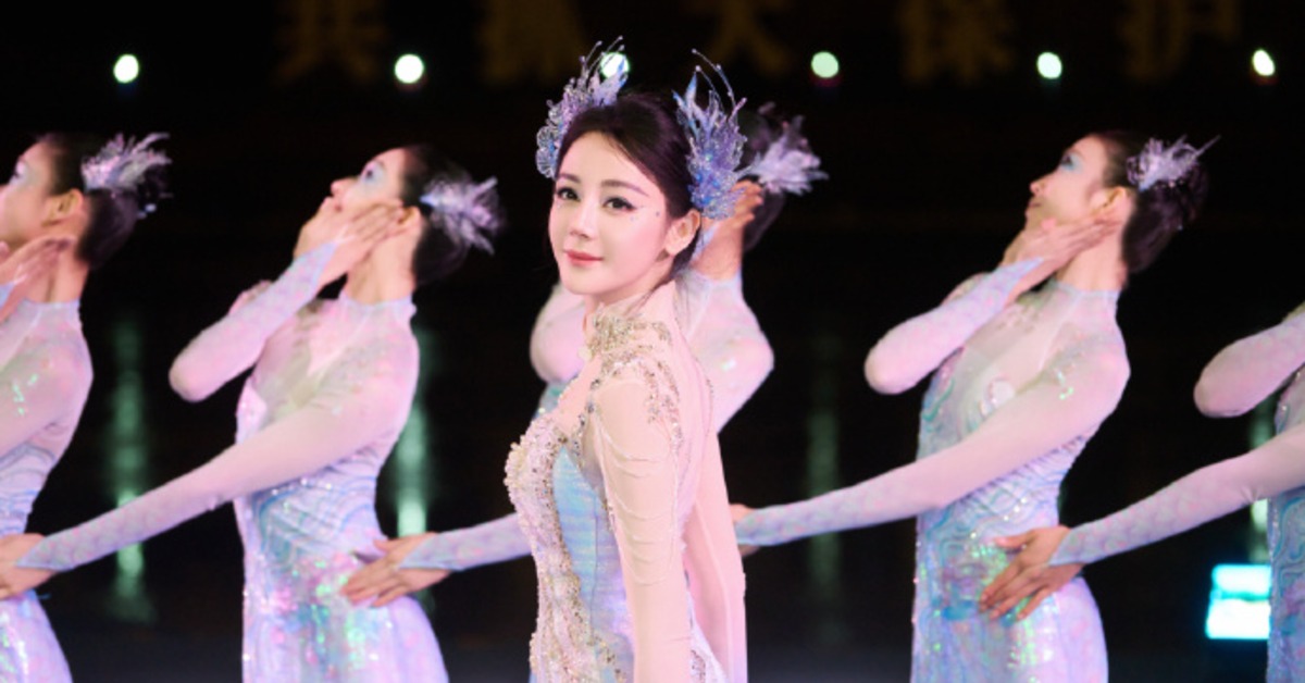 中國女星迪麗熱巴在四川宜賓分會場帶來《立上遊》。（圖／翻攝自微博）