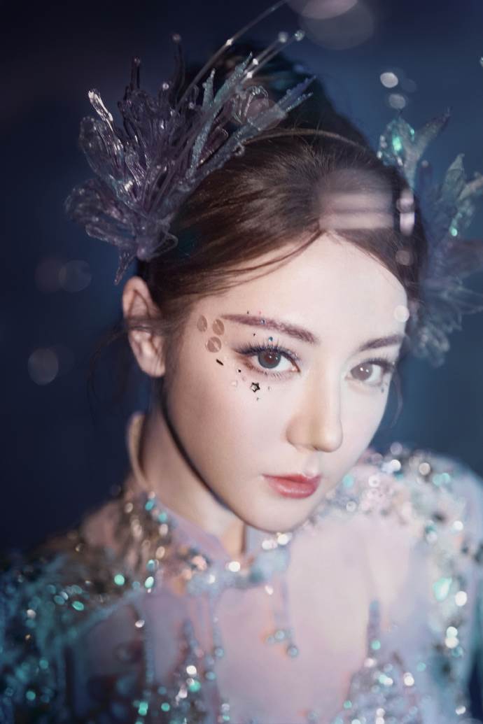 中國女星迪麗熱巴以淺藍色、亮片打造出波光粼粼的「江豚公主妝造」。（圖／翻攝自微博）
