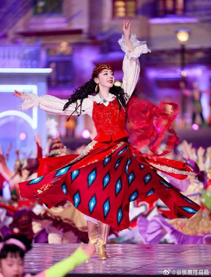 中國女星迪麗熱巴前年紅色異域風格成為「人間石榴花」。（圖／翻攝自微博）