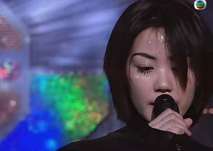 王菲的「括號眉」在1995年就領跑時尚。（圖／翻攝自微博）