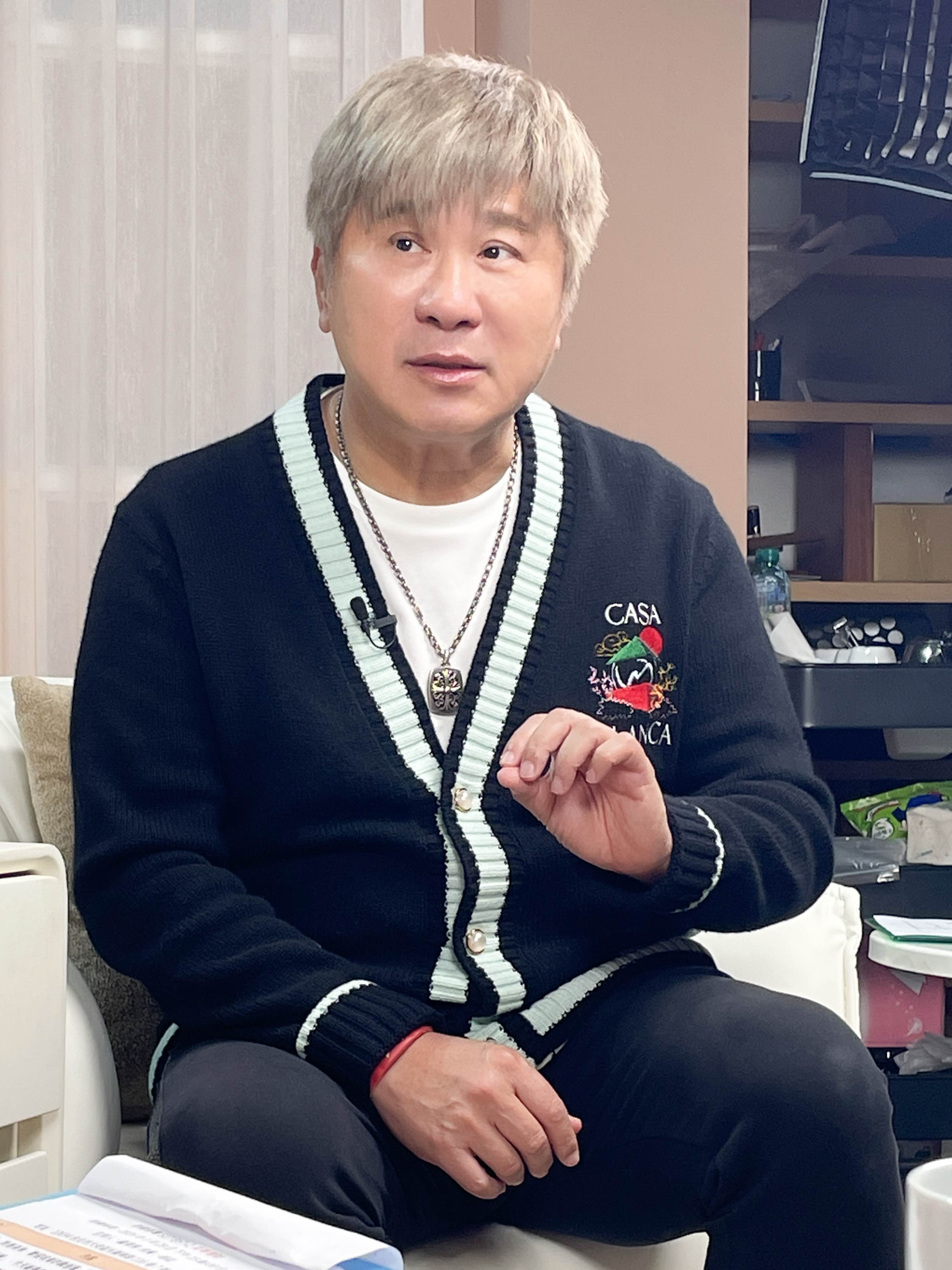 胡瓜分享自己的投資經歷 。（圖／華視提供）