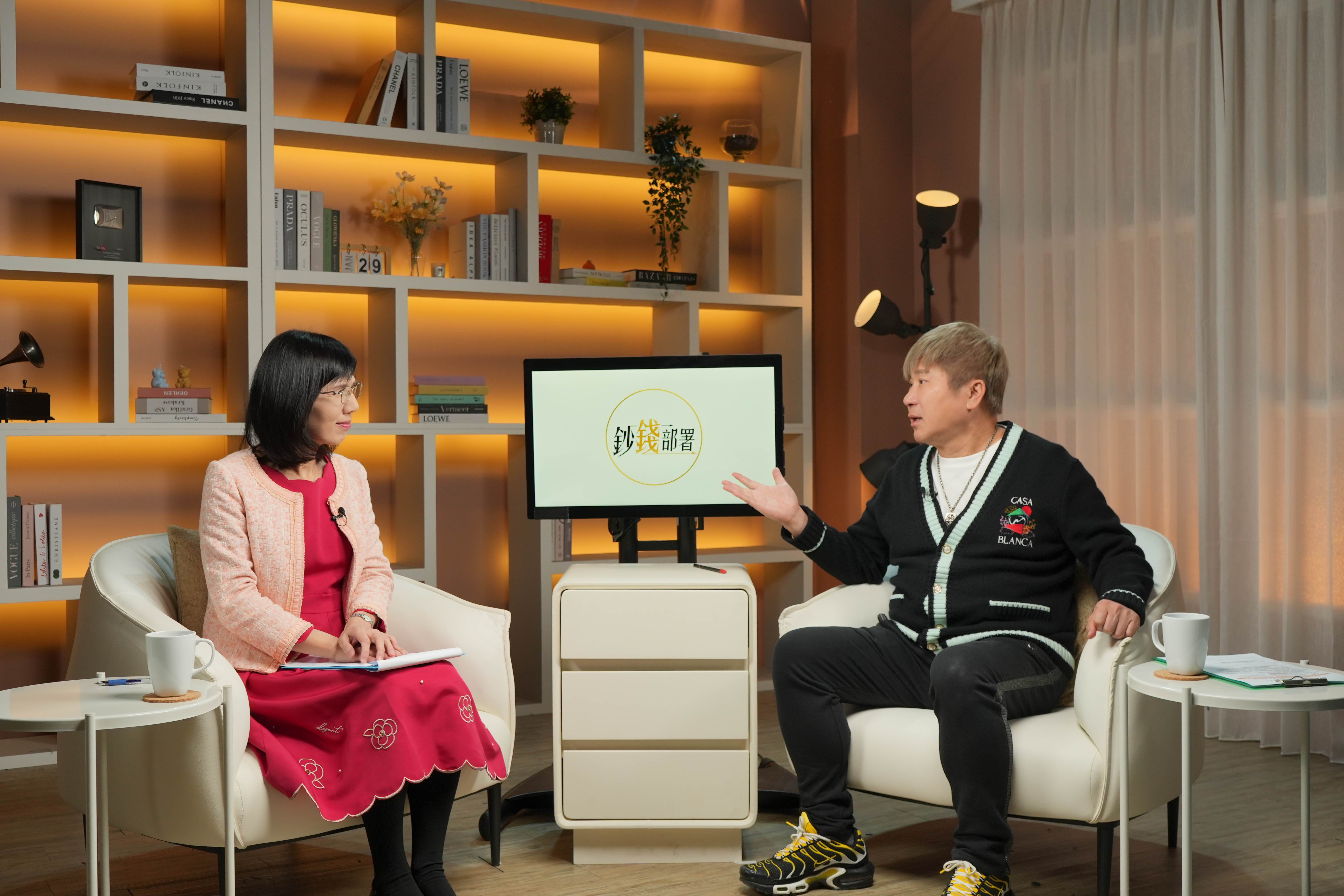 盧燕俐(左)與胡瓜討論股票投資分析。（圖／華視提供）