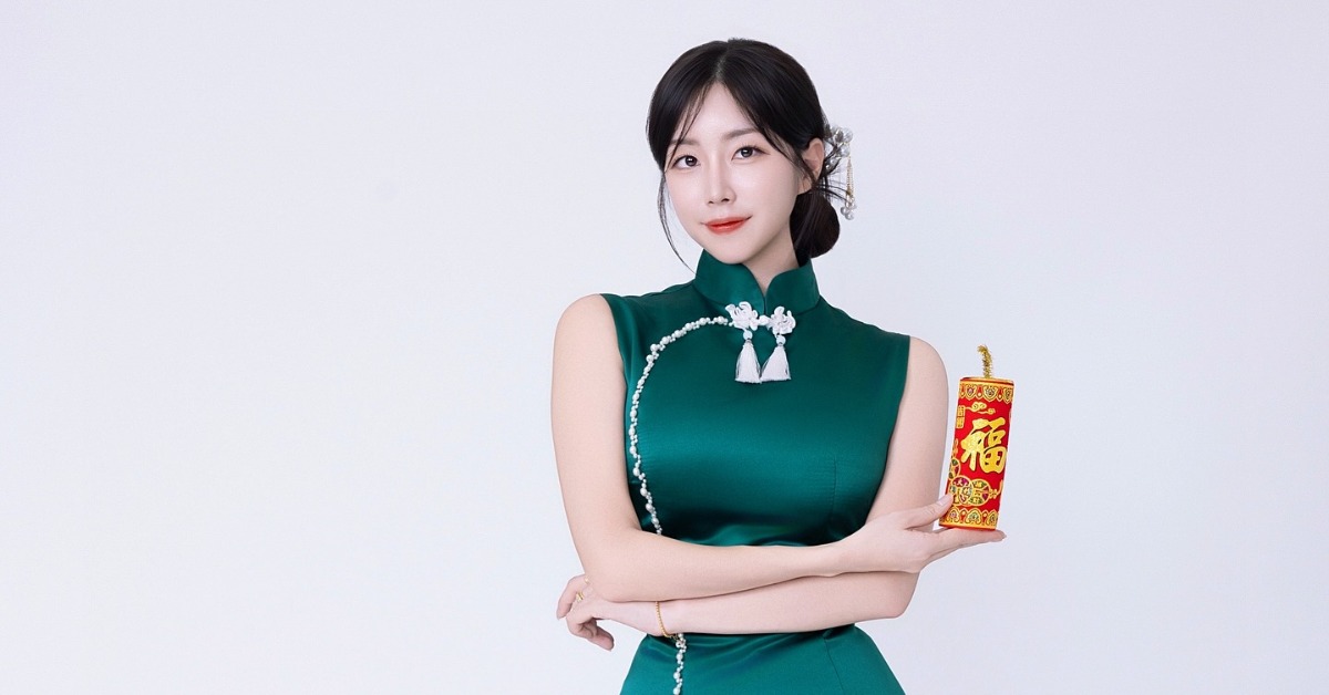 安芝儇身穿綠色開衩旗袍拜年。（圖／翻攝自安芝儇IG）