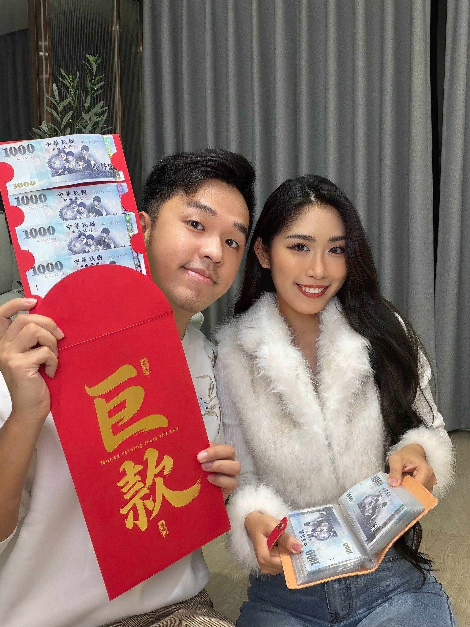 香蕉與Timmy互相包給對方。（圖／翻攝自一起趣蕉游臉書）