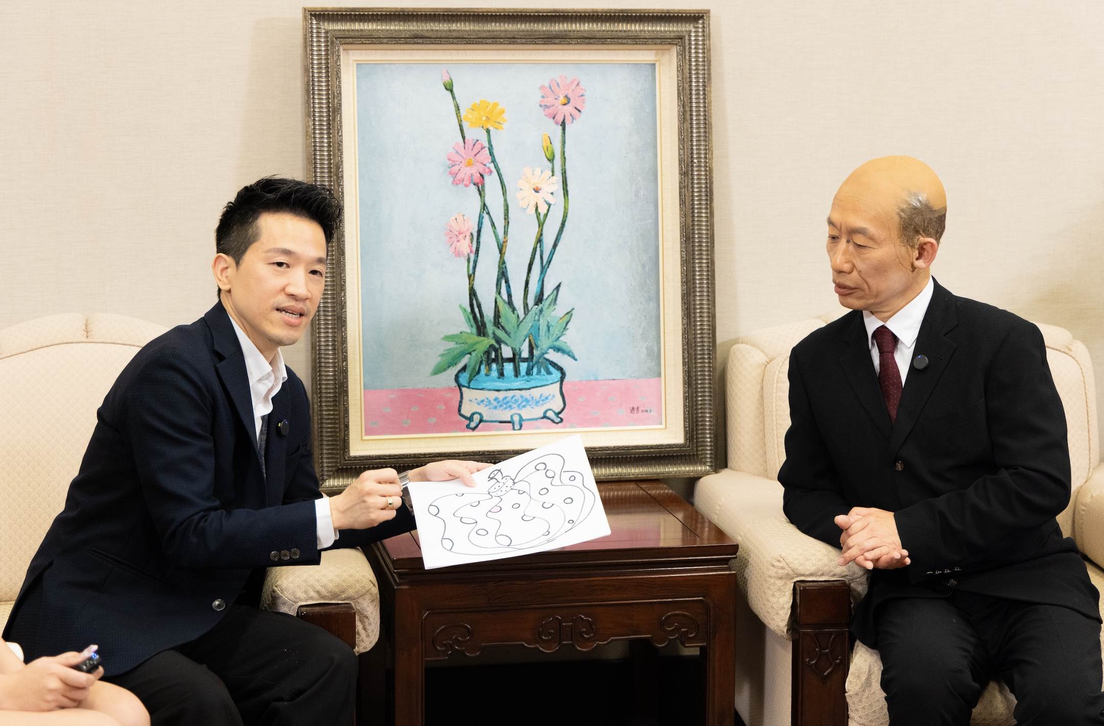 郭子乾化身「韓國魚」前進總統府。（圖／《鄉民大學問提供）