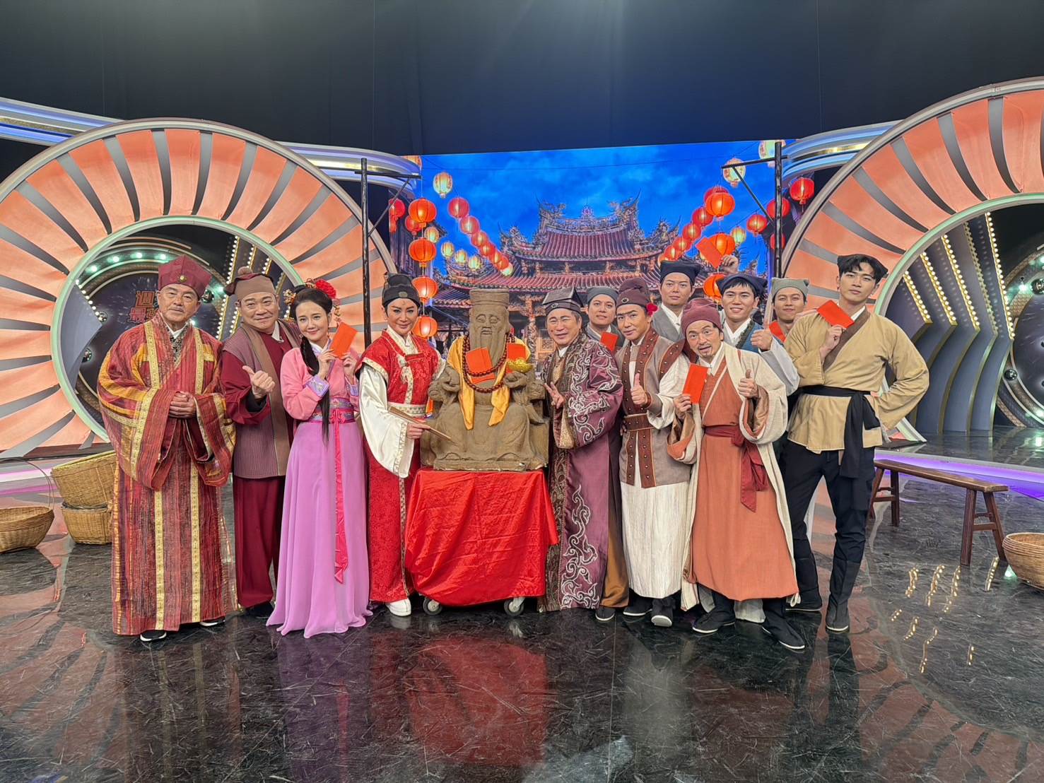 迎接農曆佳節《現代包青天》特別推出賀歲版「財神到你家」。（圖／華視提供）