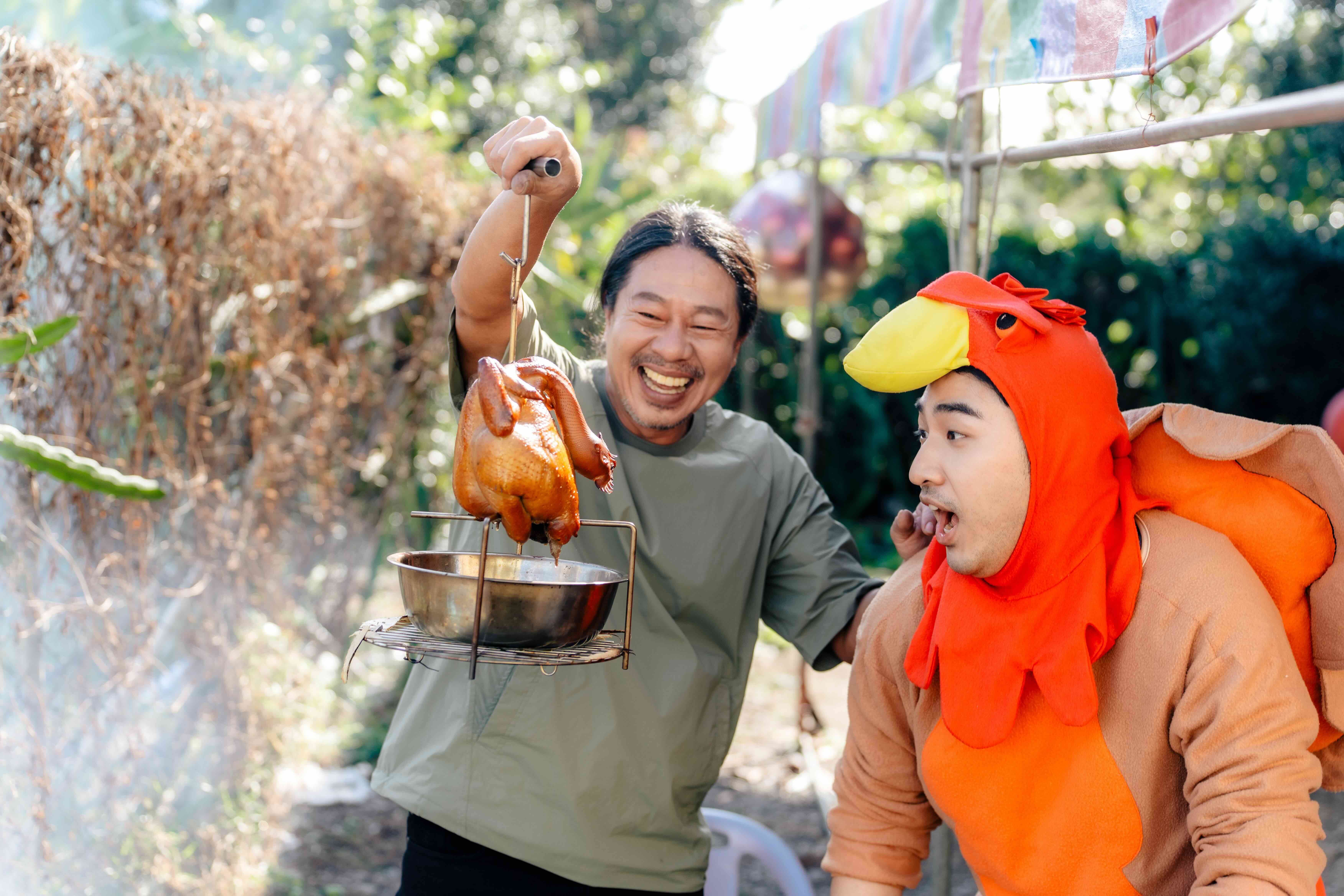 《嗨！營業中》乱彈阿翔驚喜現身「起家派對」右為<a href='https://star.ebc.net.tw/search/tags/鹿希派/' target='_blank'>鹿希派</a>。（圖／好看娛樂提供）