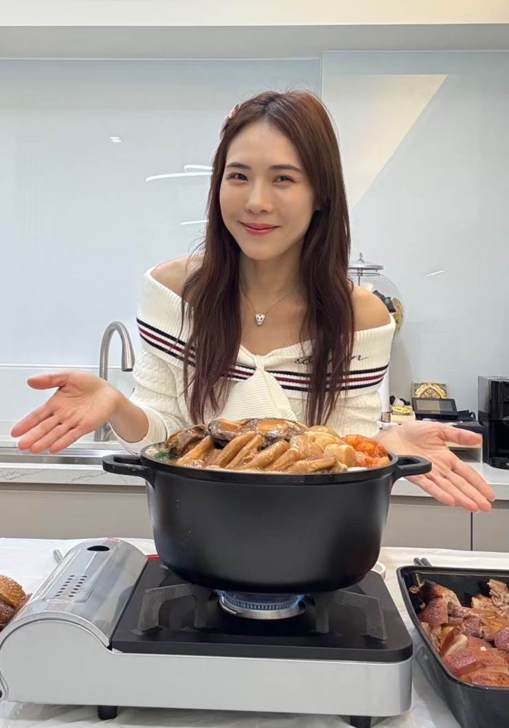 吳申梅特別張羅到米其林星級餐廳「新同樂」推出的豪華盆菜。（圖／喜上梅梢娛樂提供）