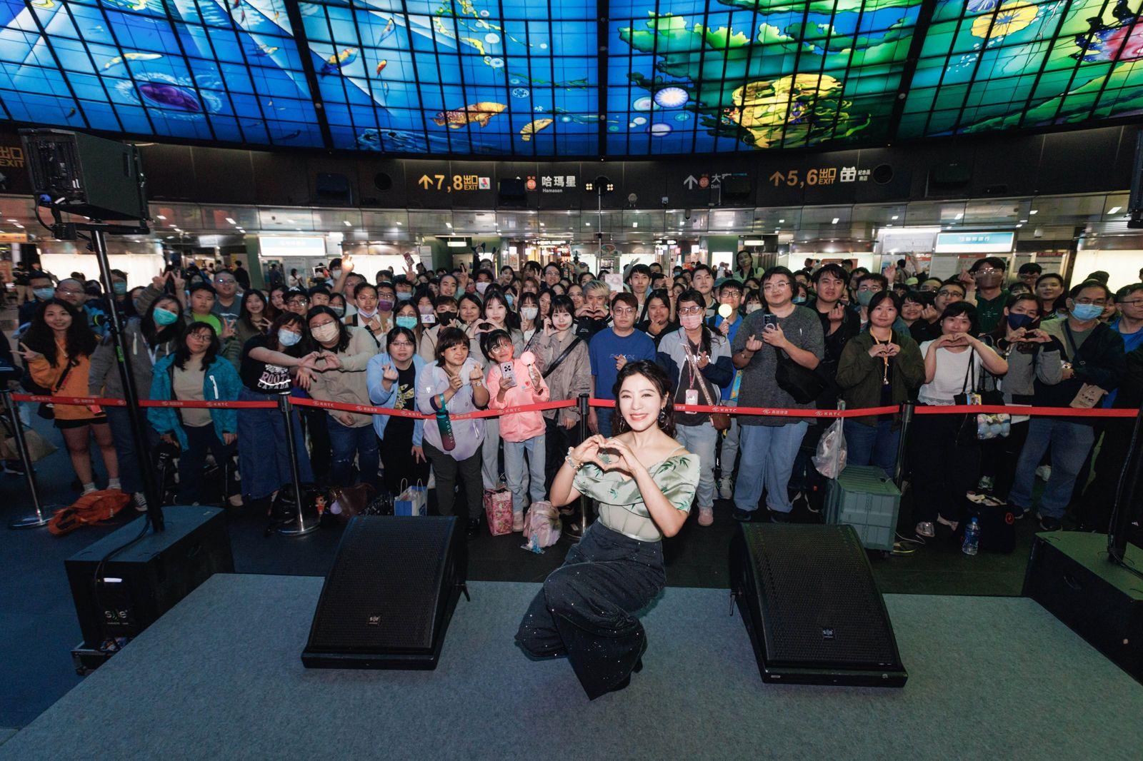 丁噹提前「進駐」高雄，粉絲直呼人比演唱會先到。（相信音樂提供）