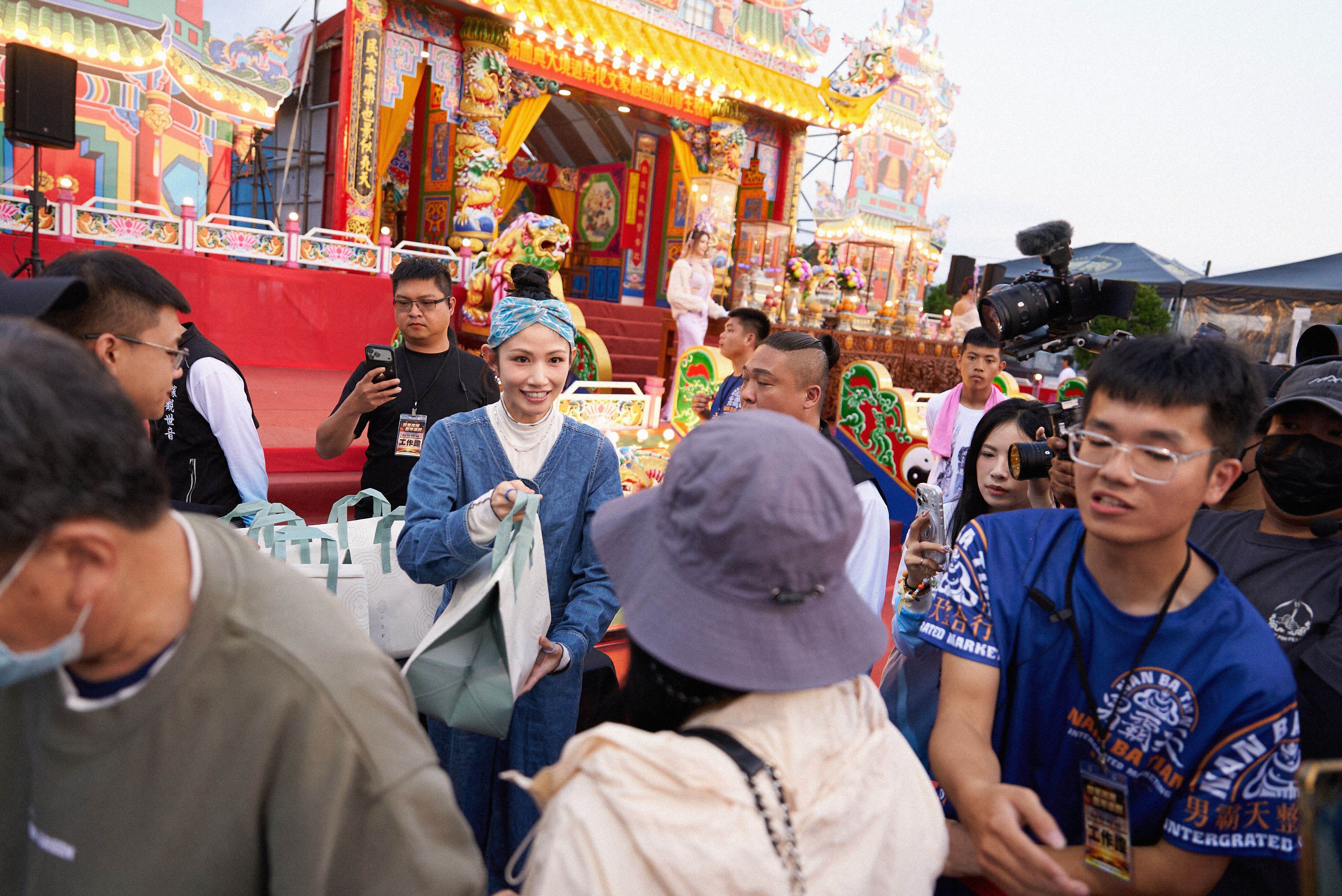 李千娜初五親送百粿結緣。 (圖／劇樂蹦娛樂提供)