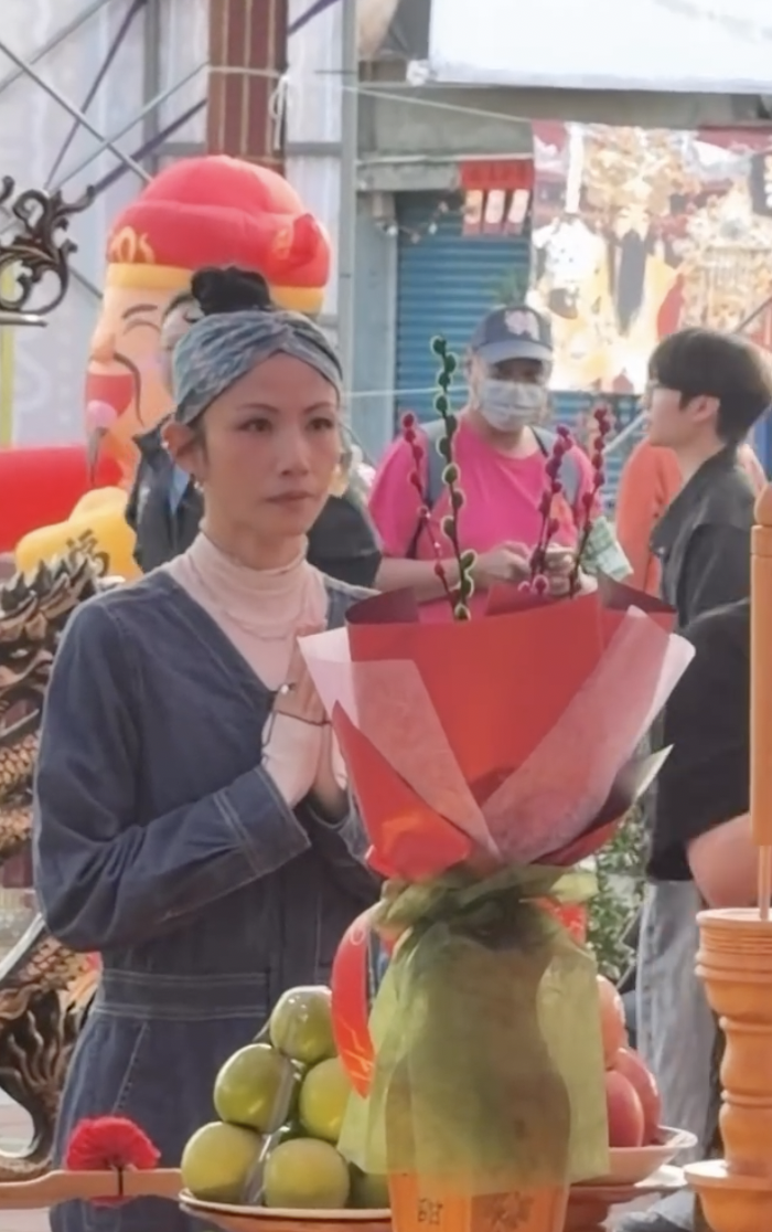 李千娜現身屏東麟洛雙手合十參拜。（圖／Threads網友＠yuyu33___授權提供）