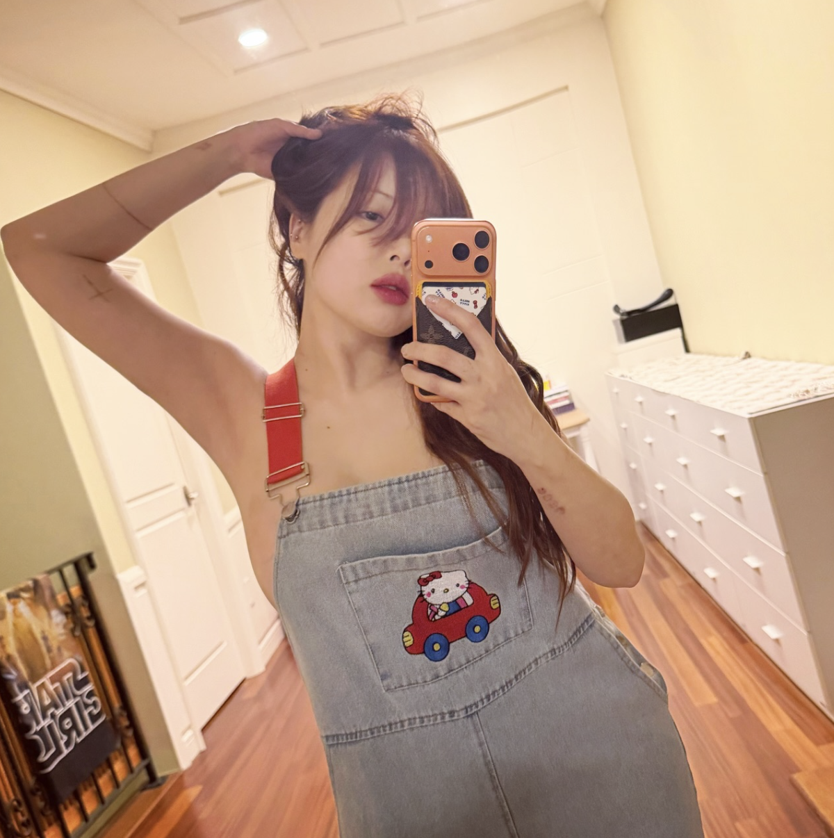 泫雅曬出身穿吊帶裙的照片，疑似裡面沒穿。（圖／翻攝自泫雅IG）